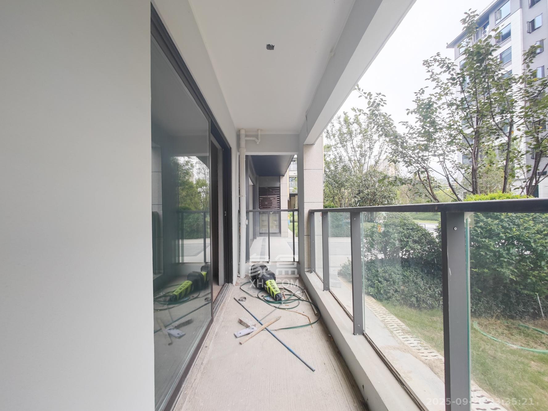 远洋红星天铂二期  3室2厅2卫    117.0万阳台