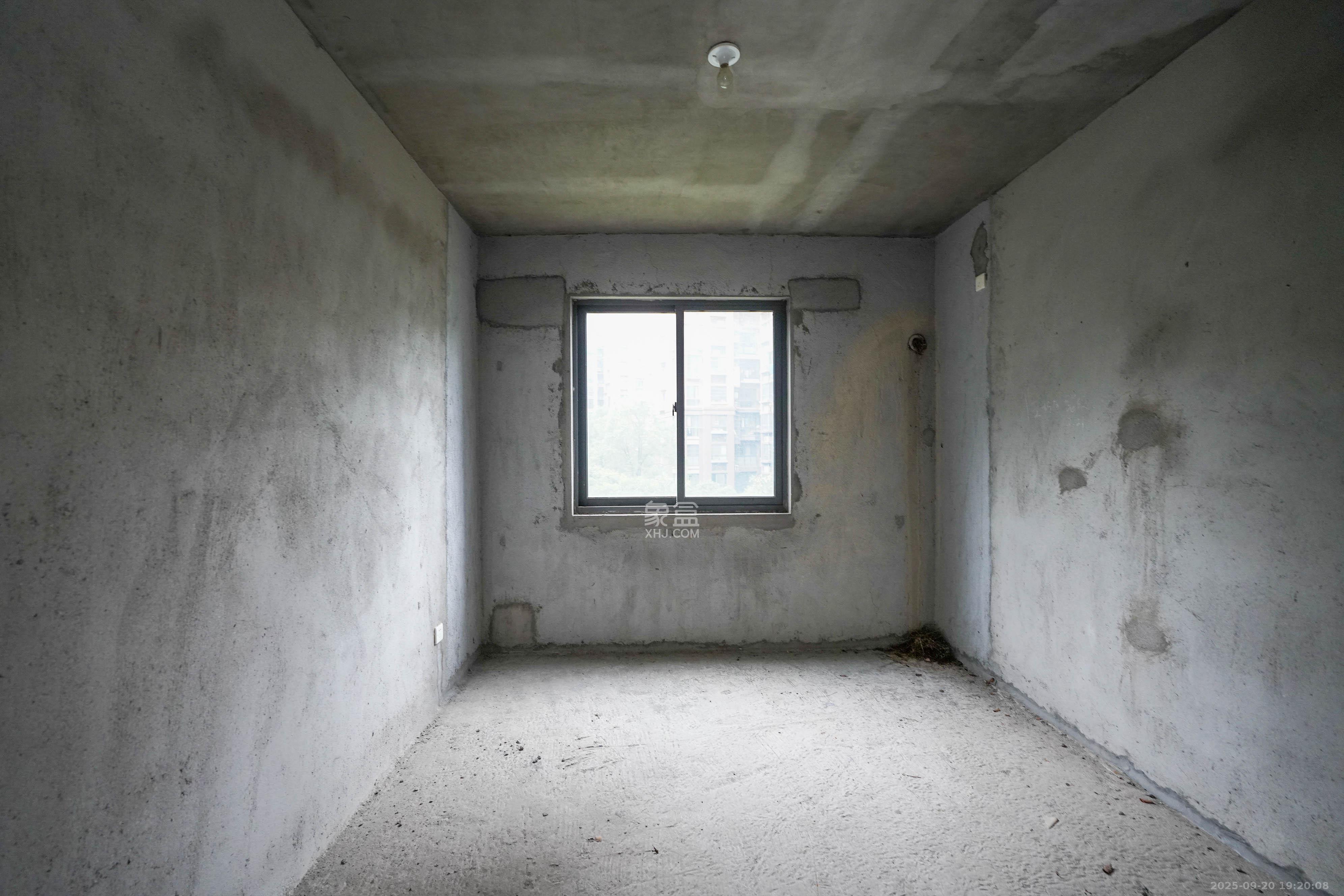 山水嘉园 4室2厅2卫 95.0万 山水嘉园 4室2厅2卫 95.0万卧室