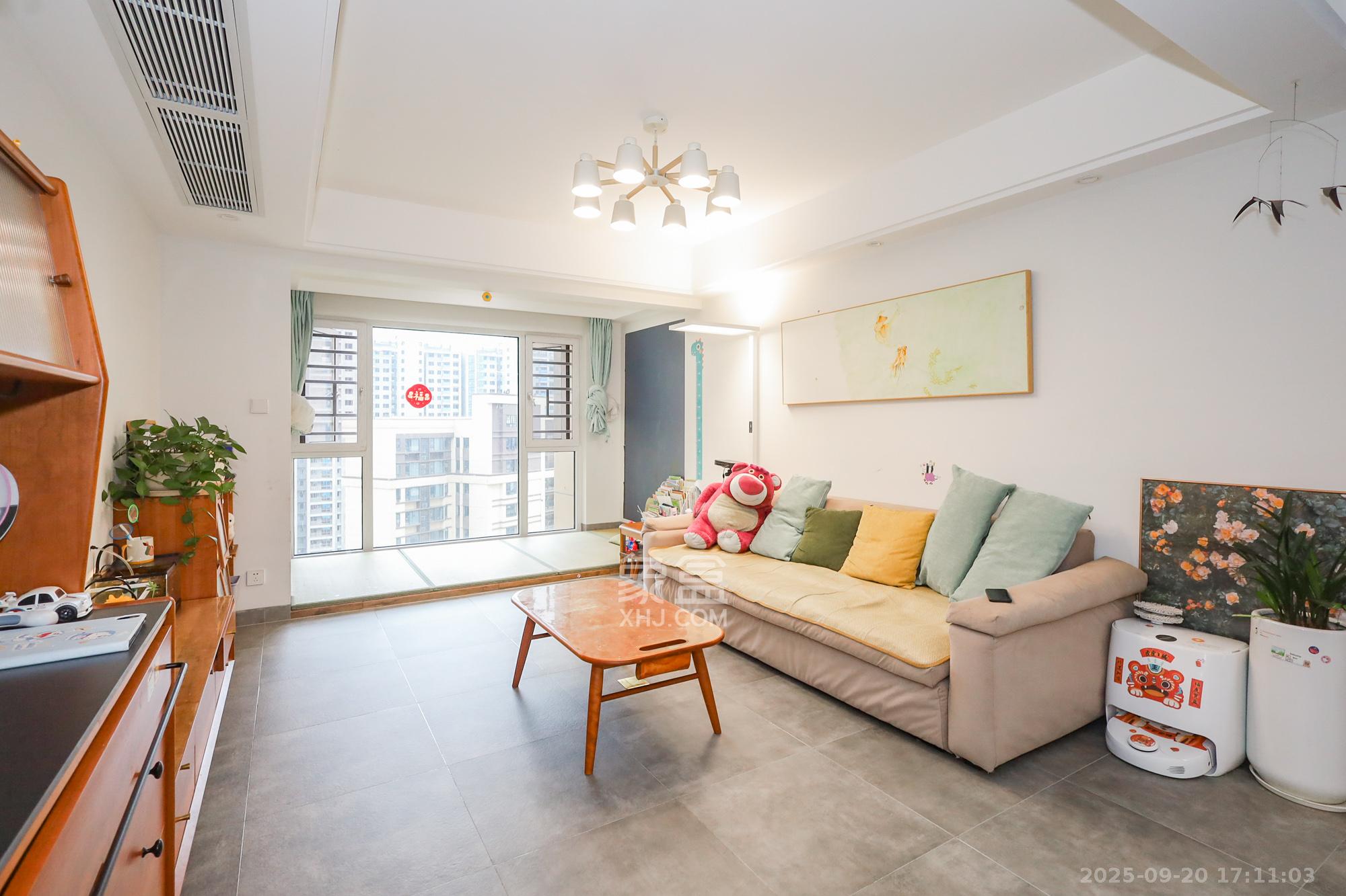 光明E城  4室2厅2卫    125.0万客厅