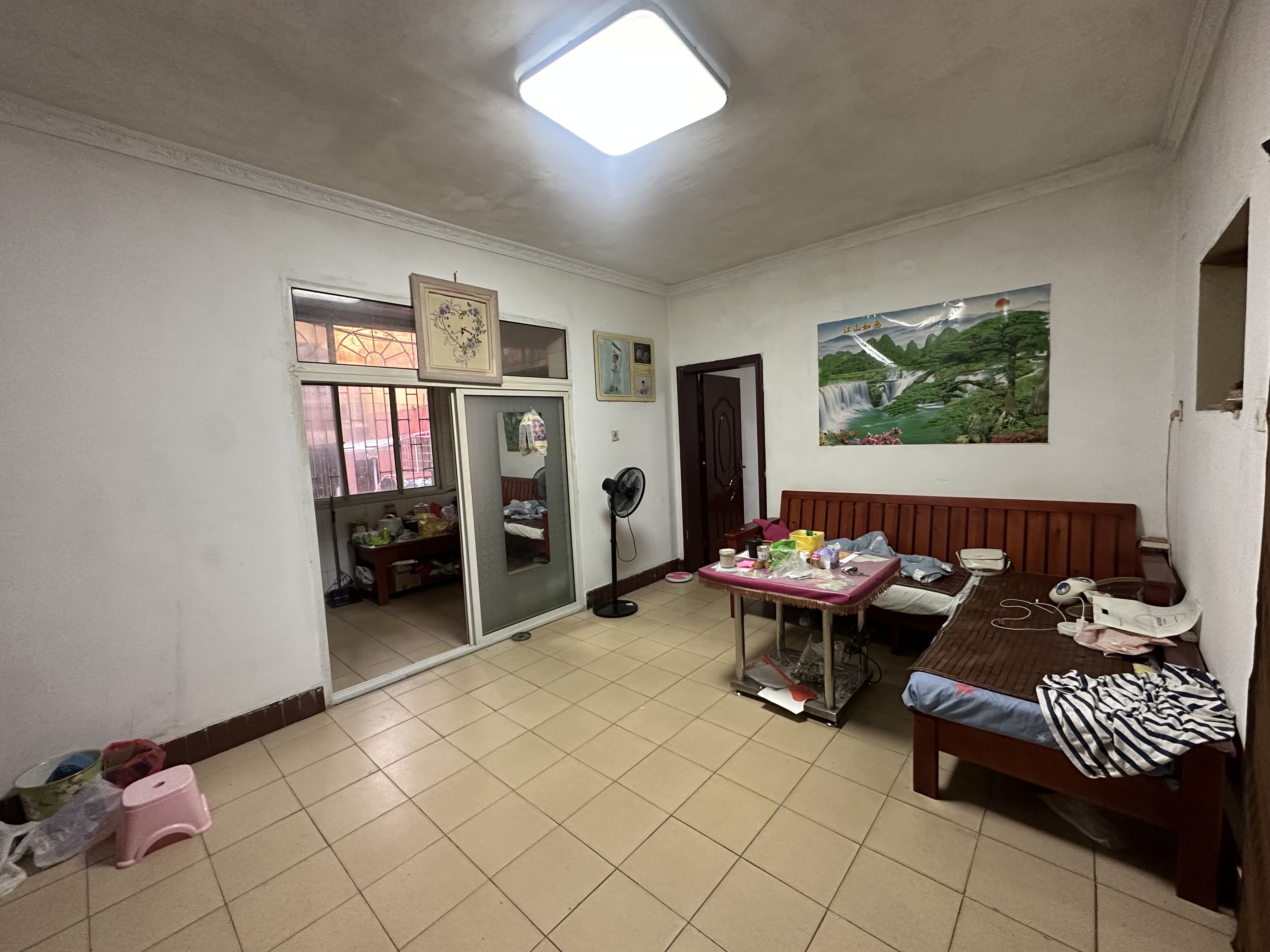 娄底市供销大院家属楼 4室2厅2卫 65.0万 娄底市供销大院家属楼 4室2厅2卫 65.0万客厅