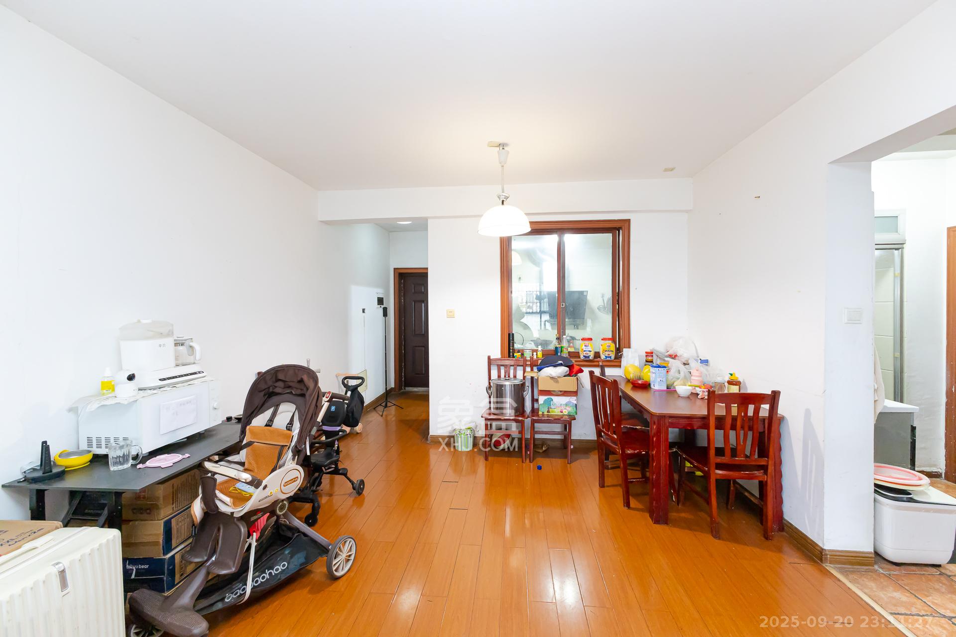 勤诚达新界  3室2厅1卫    70.0万客厅