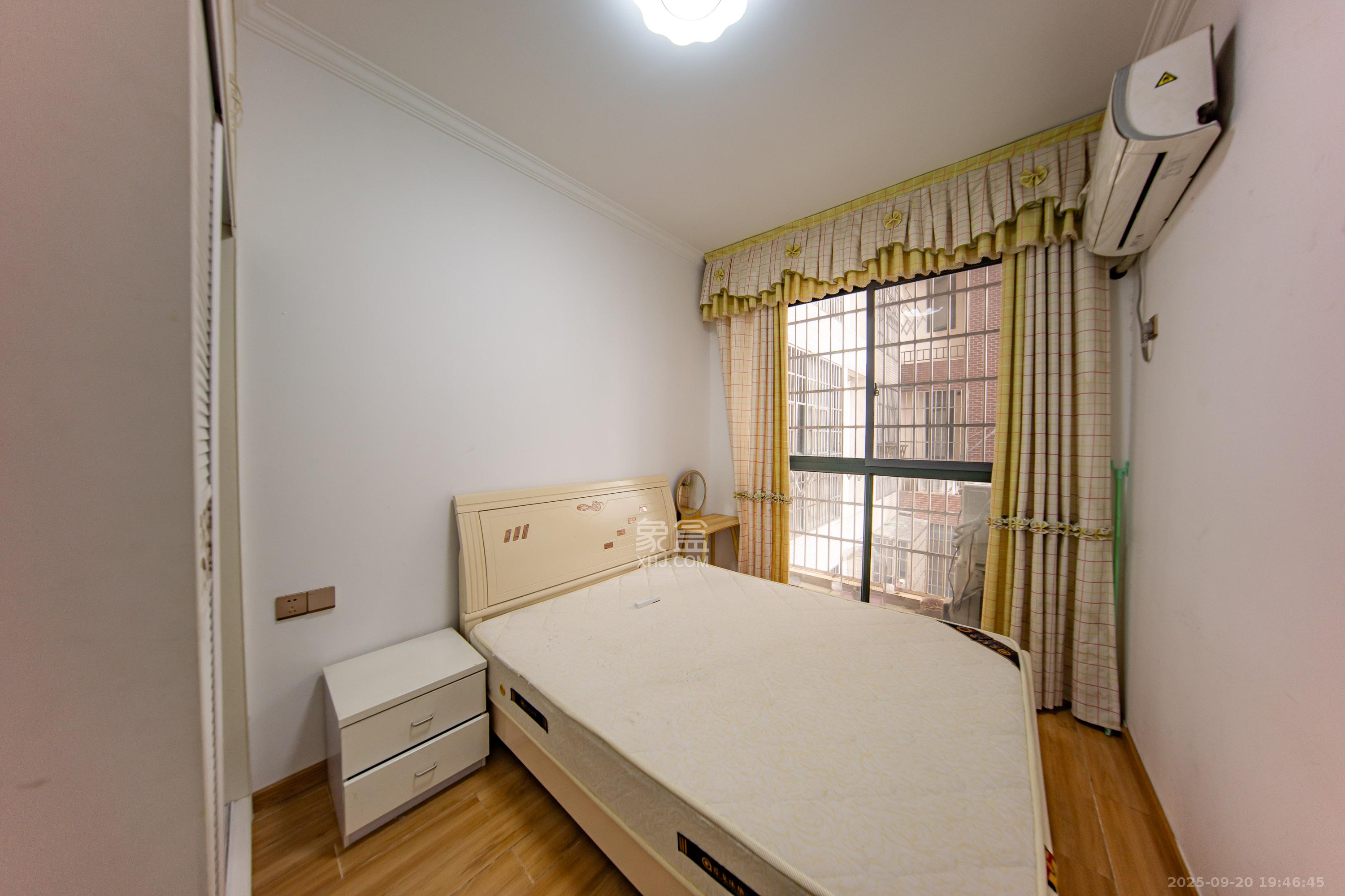 枫华府第 4室2厅2卫 74.0万 枫华府第 4室2厅2卫 74.0万卧室