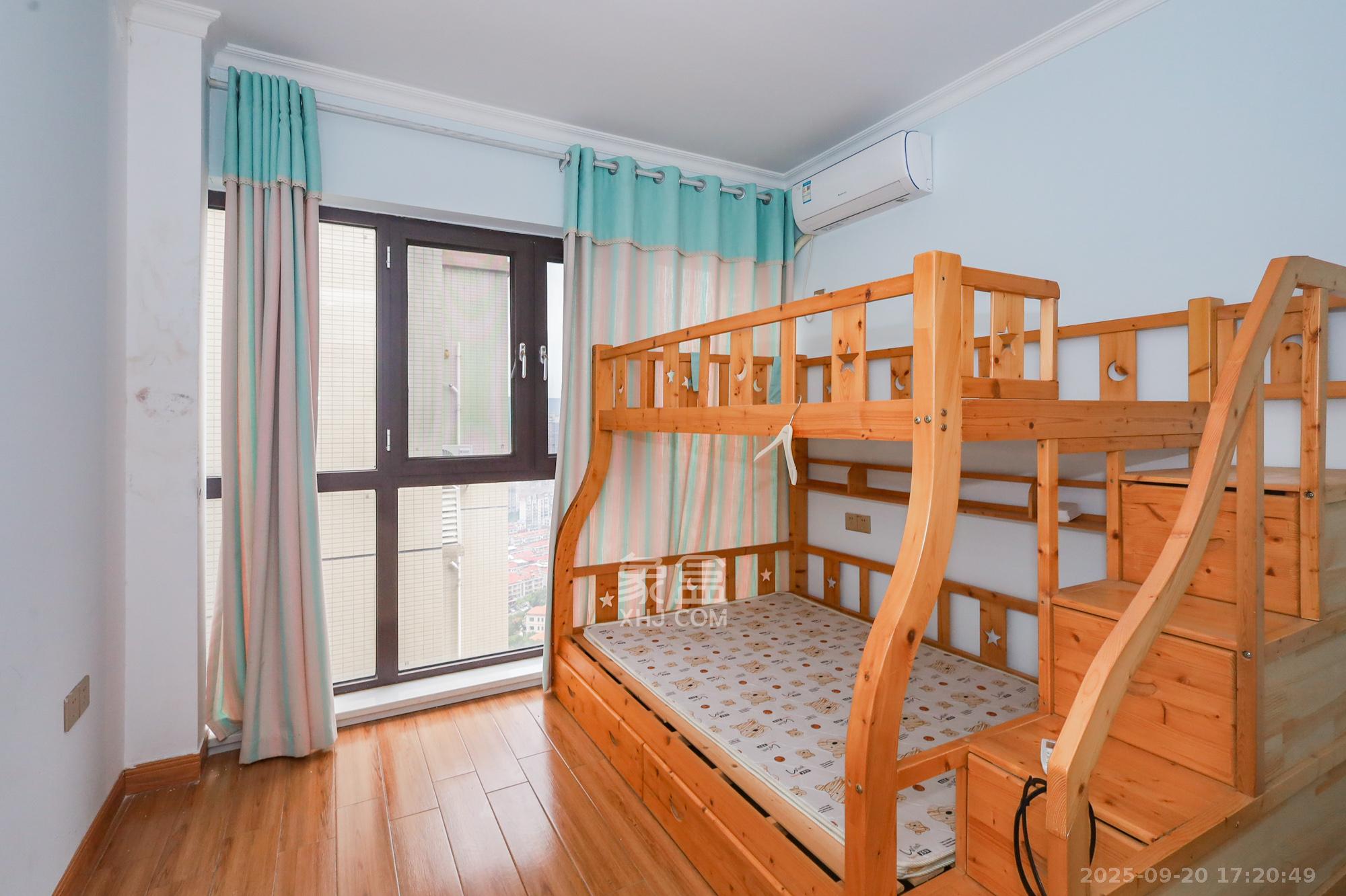 芙蓉别墅山庄(嘉湘华庭) 3室2厅2卫 150.0万 芙蓉别墅山庄(嘉湘华庭) 3室2厅2卫 150.0万卧室