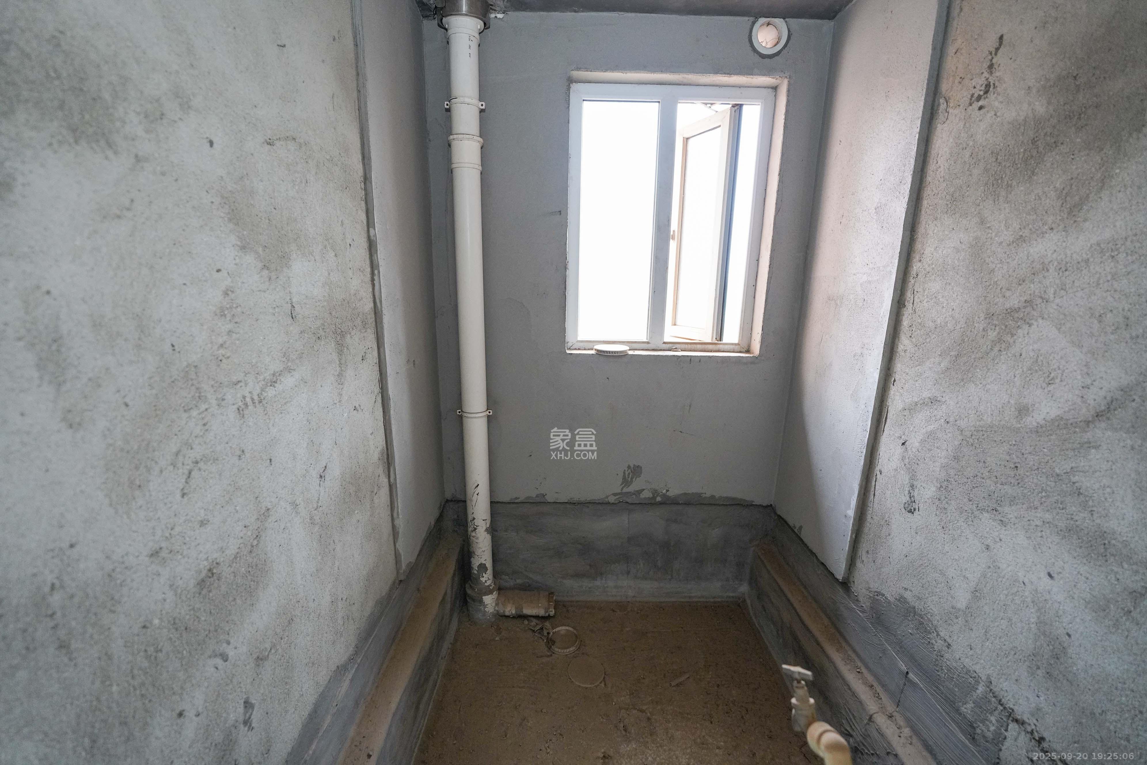 丽发新城 4室2厅2卫 130.0万 丽发新城 4室2厅2卫 130.0万卫生间