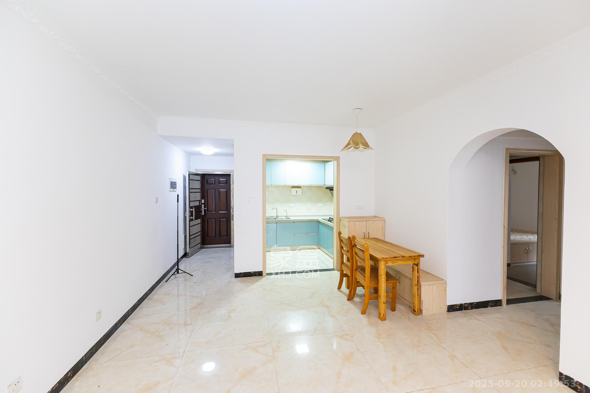 勤诚达新界 3室2厅1卫 69.0万 勤诚达新界 3室2厅1卫 69.0万客厅