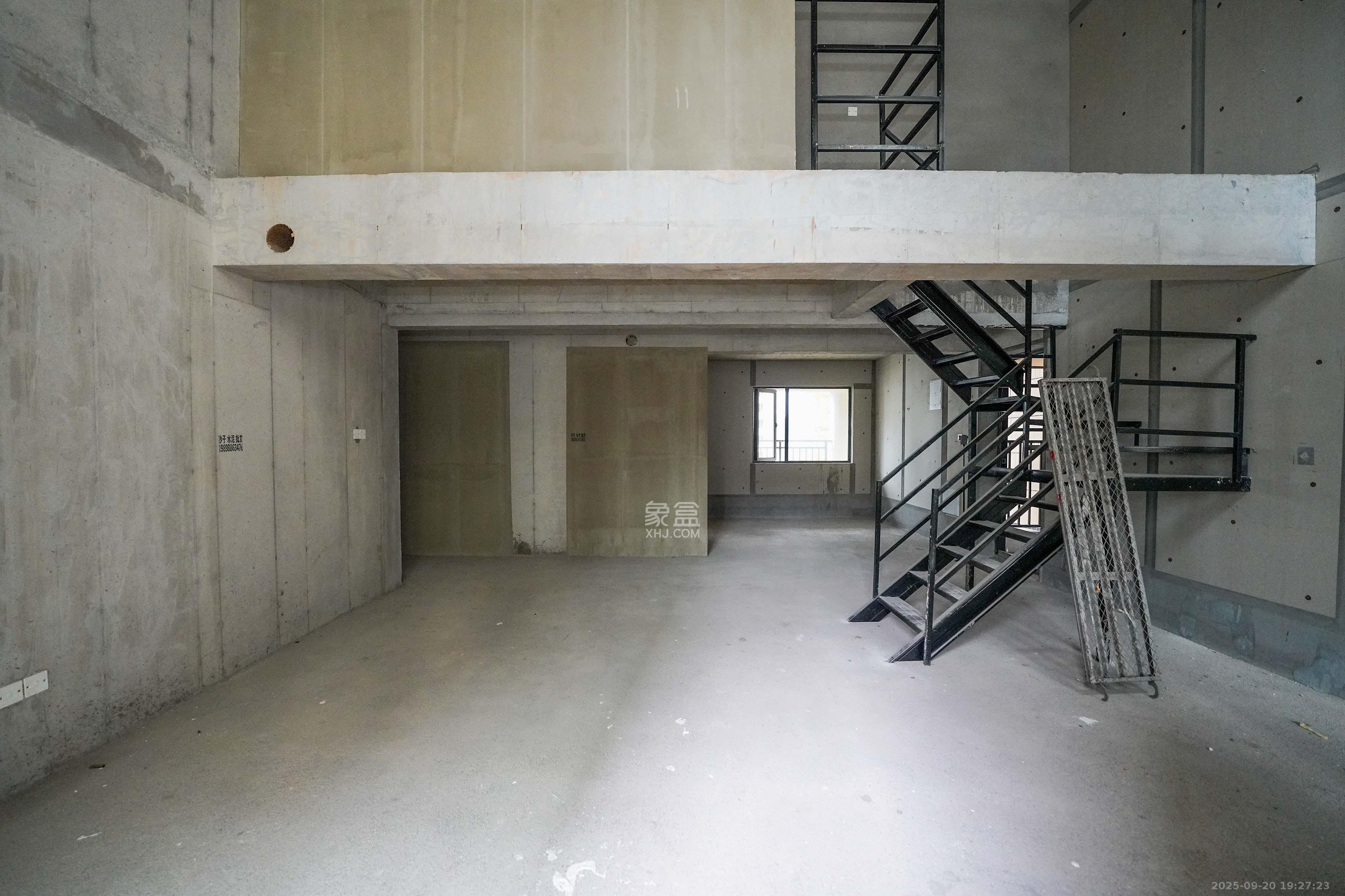 京盛和府 4室2厅2卫 148.0万 京盛和府 4室2厅2卫 148.0万客厅