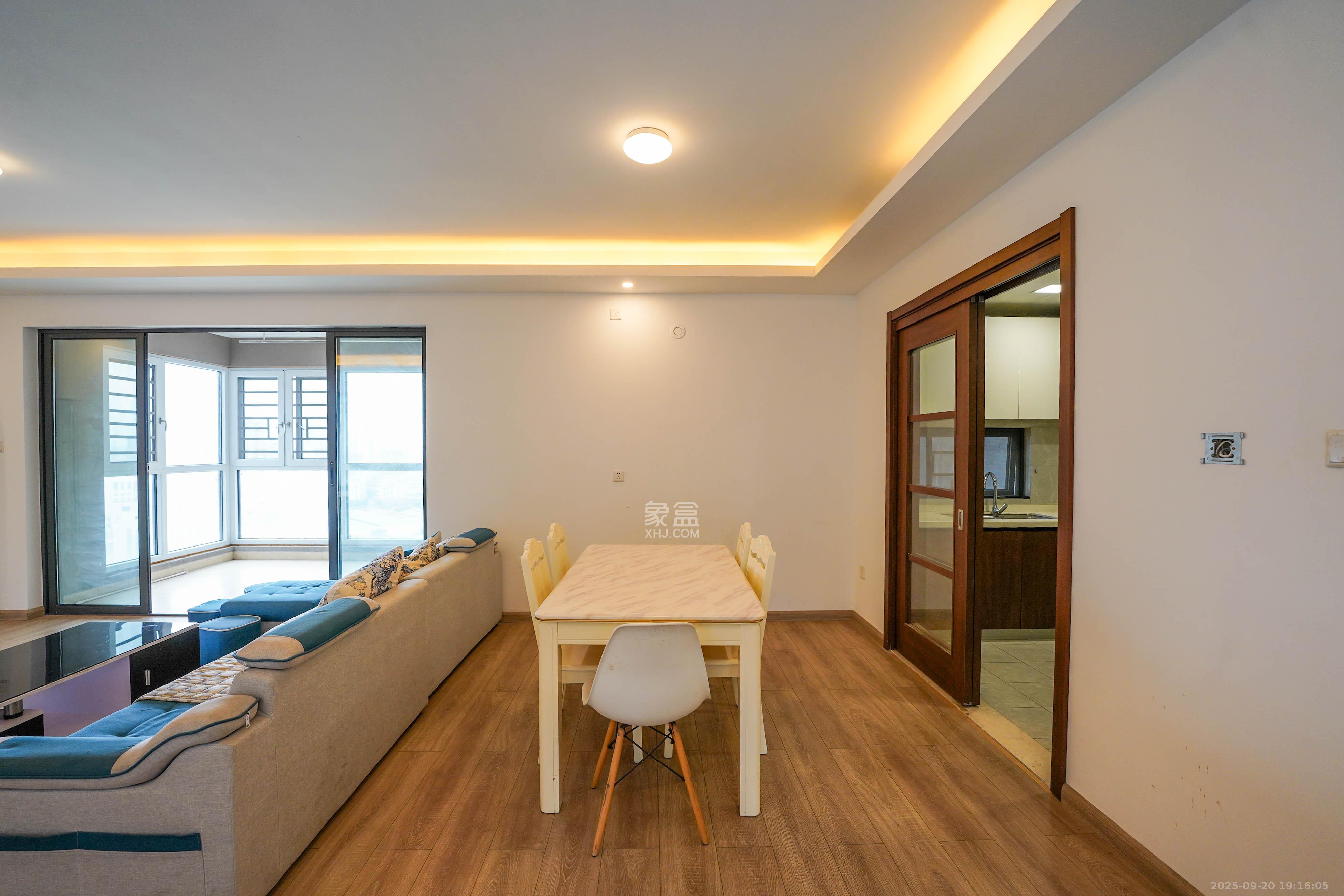 汇金城/嘉华城（二期、三期）  4室2厅2卫    145.0万客厅