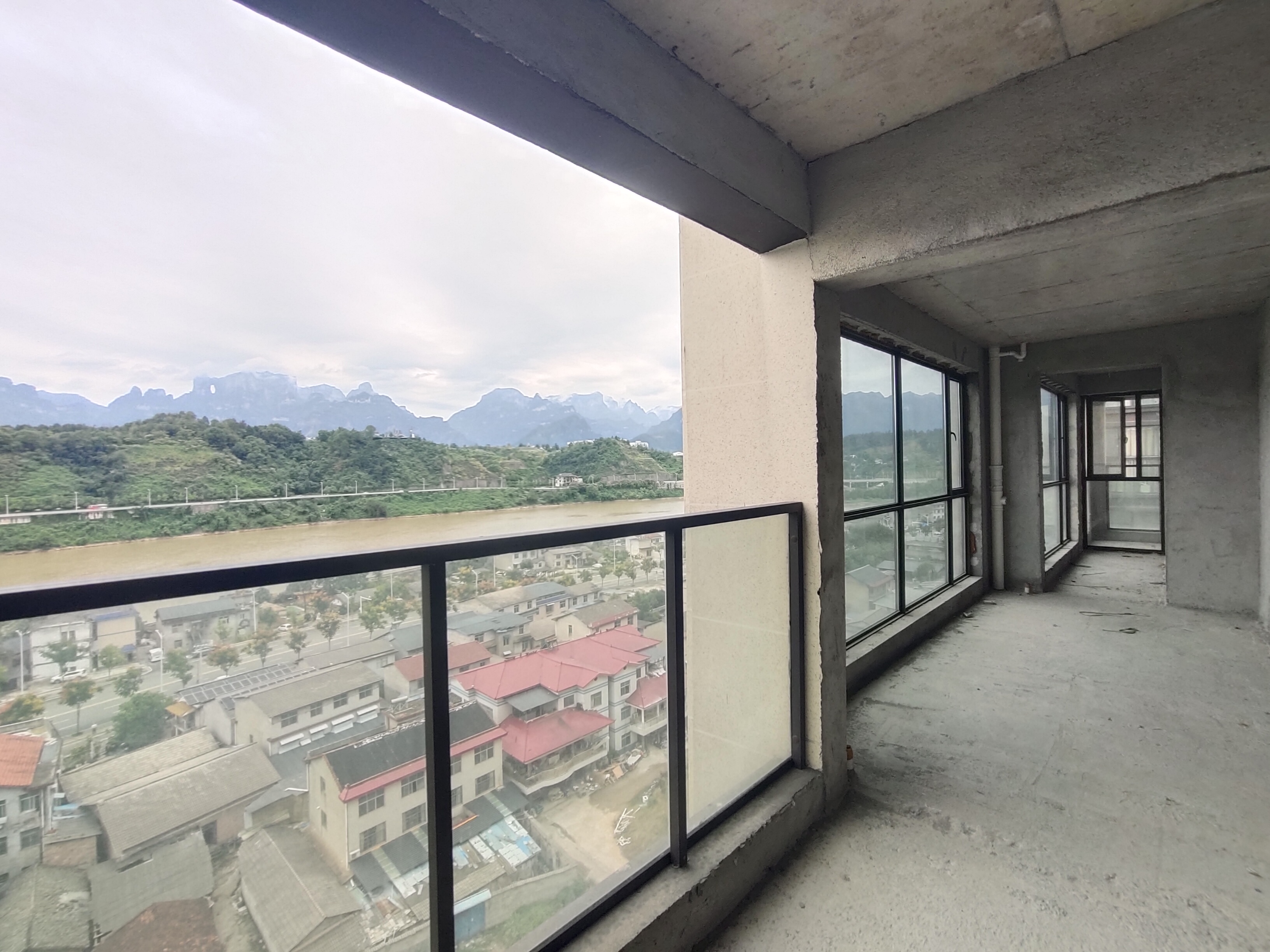 山水印象澜庭  4室2厅2卫   145.00万客厅