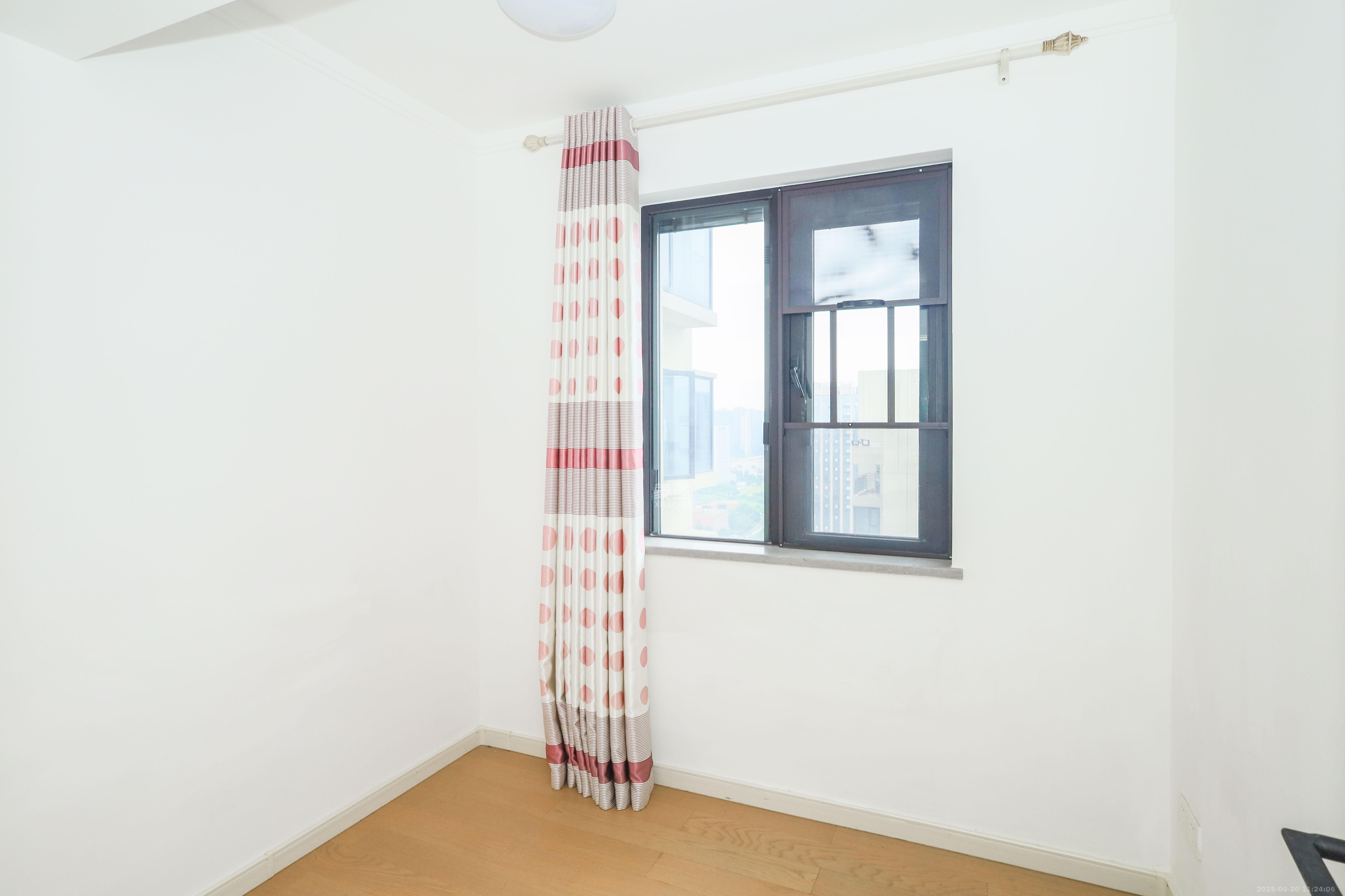 万科金色梦想D区  3室2厅2卫    120.0万卧室