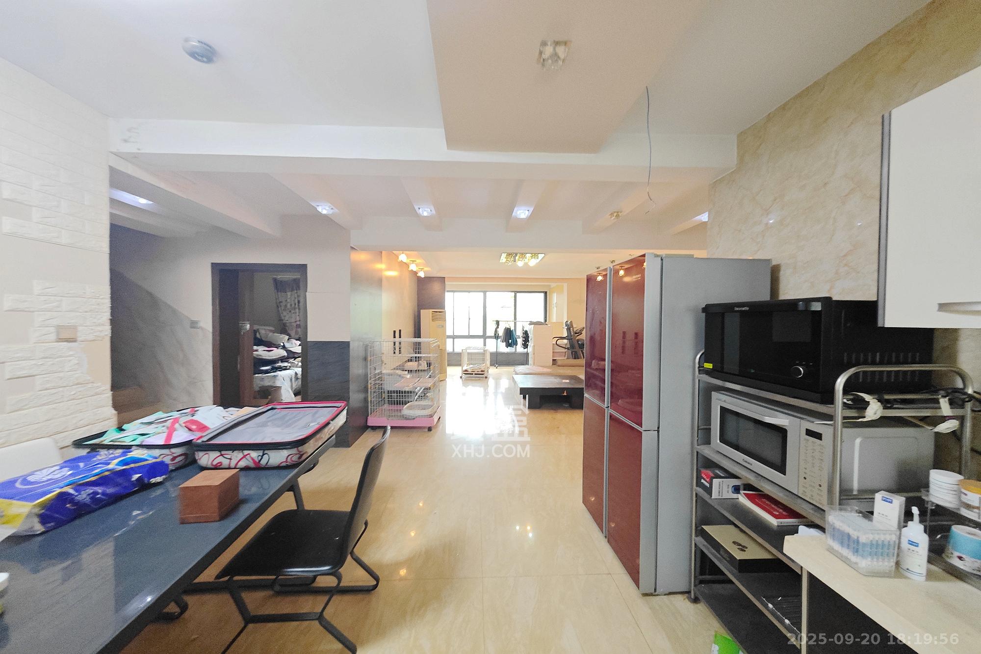 怡景民居  4室2厅2卫    65.0万客厅