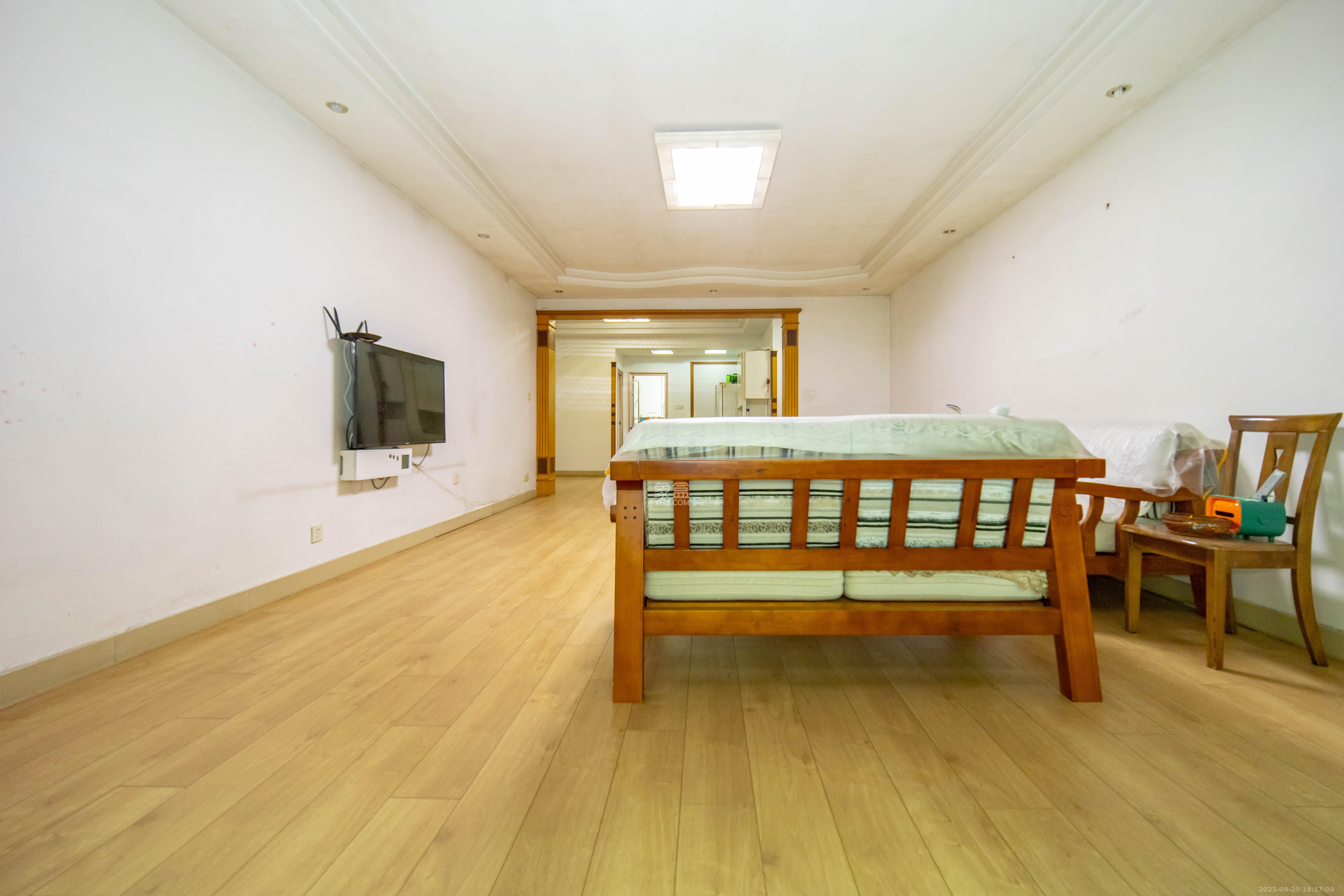 欣安小区  3室2厅2卫    71.8万客厅