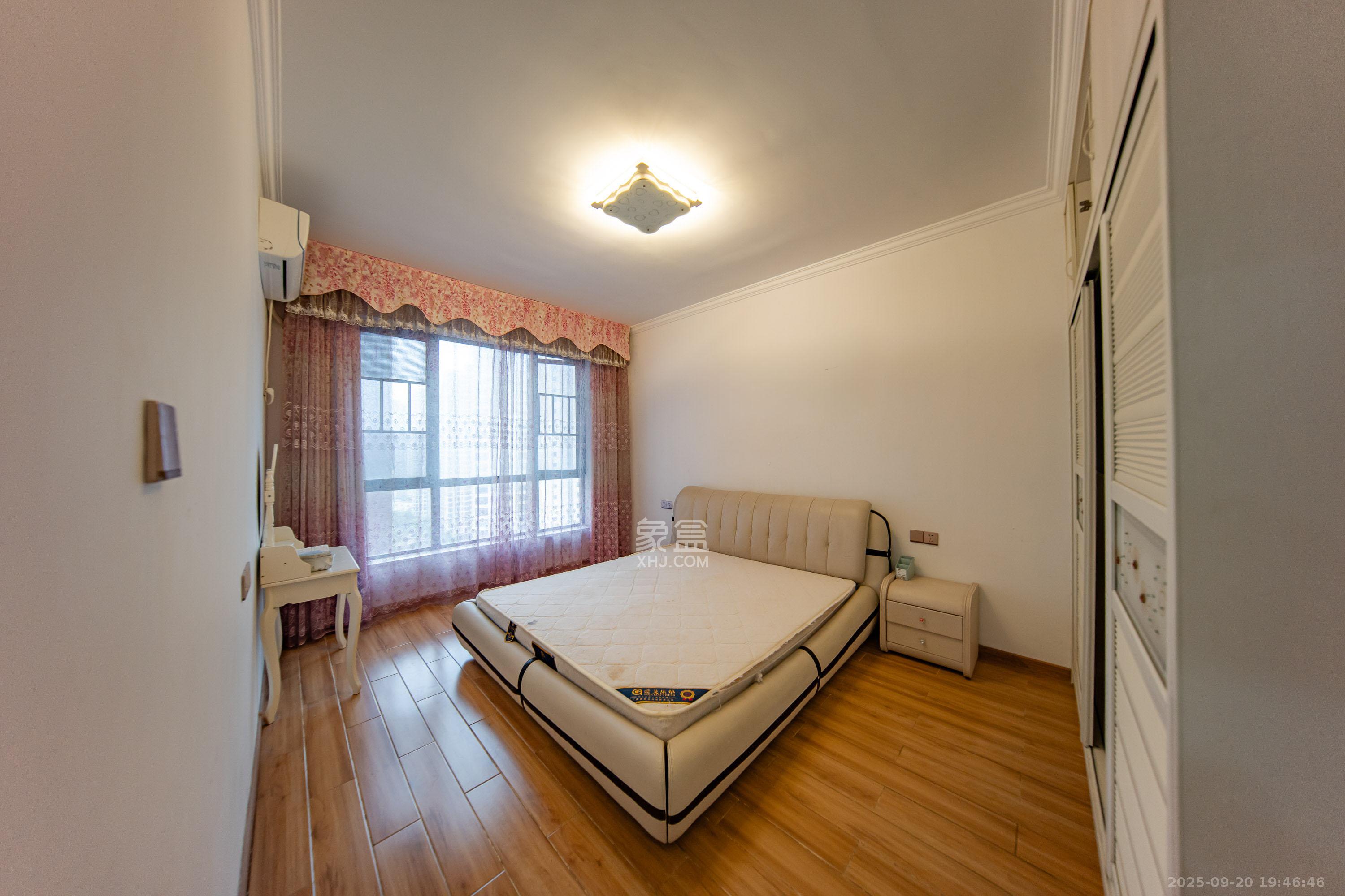 枫华府第 4室2厅2卫 74.0万 枫华府第 4室2厅2卫 74.0万卧室