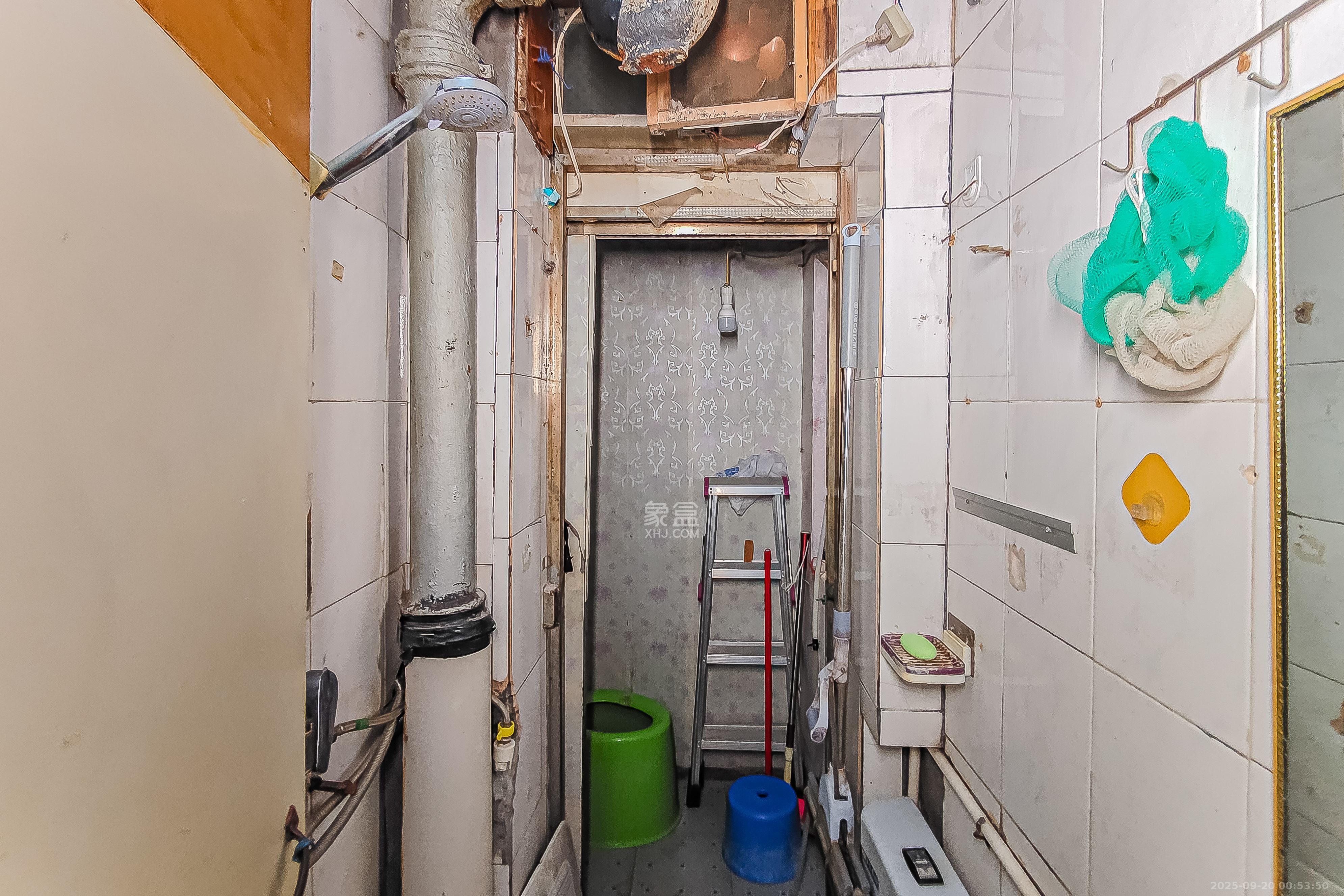 解放四村石子冲 1室1厅1卫 27.0万 解放四村石子冲 1室1厅1卫 27.0万卫生间