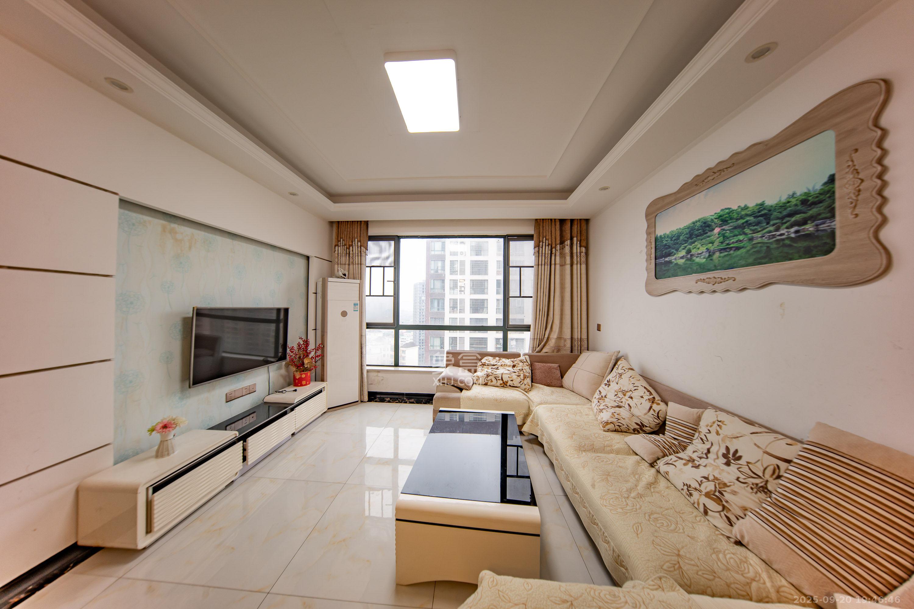 枫华府第 4室2厅2卫 74.0万 枫华府第 4室2厅2卫 74.0万客厅