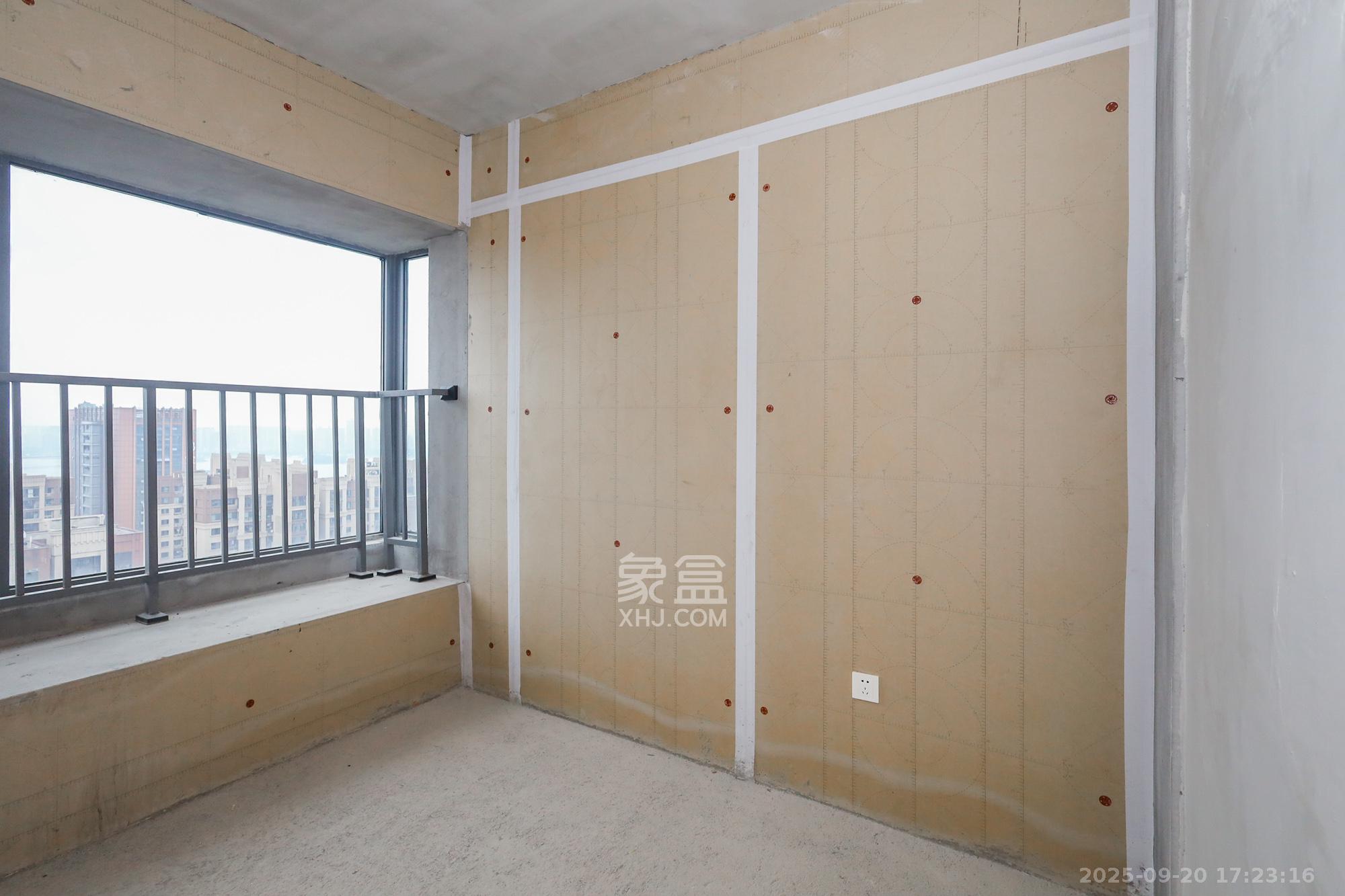 诺德滨江逸园（中铁逸园）  4室2厅2卫    220.0万卧室