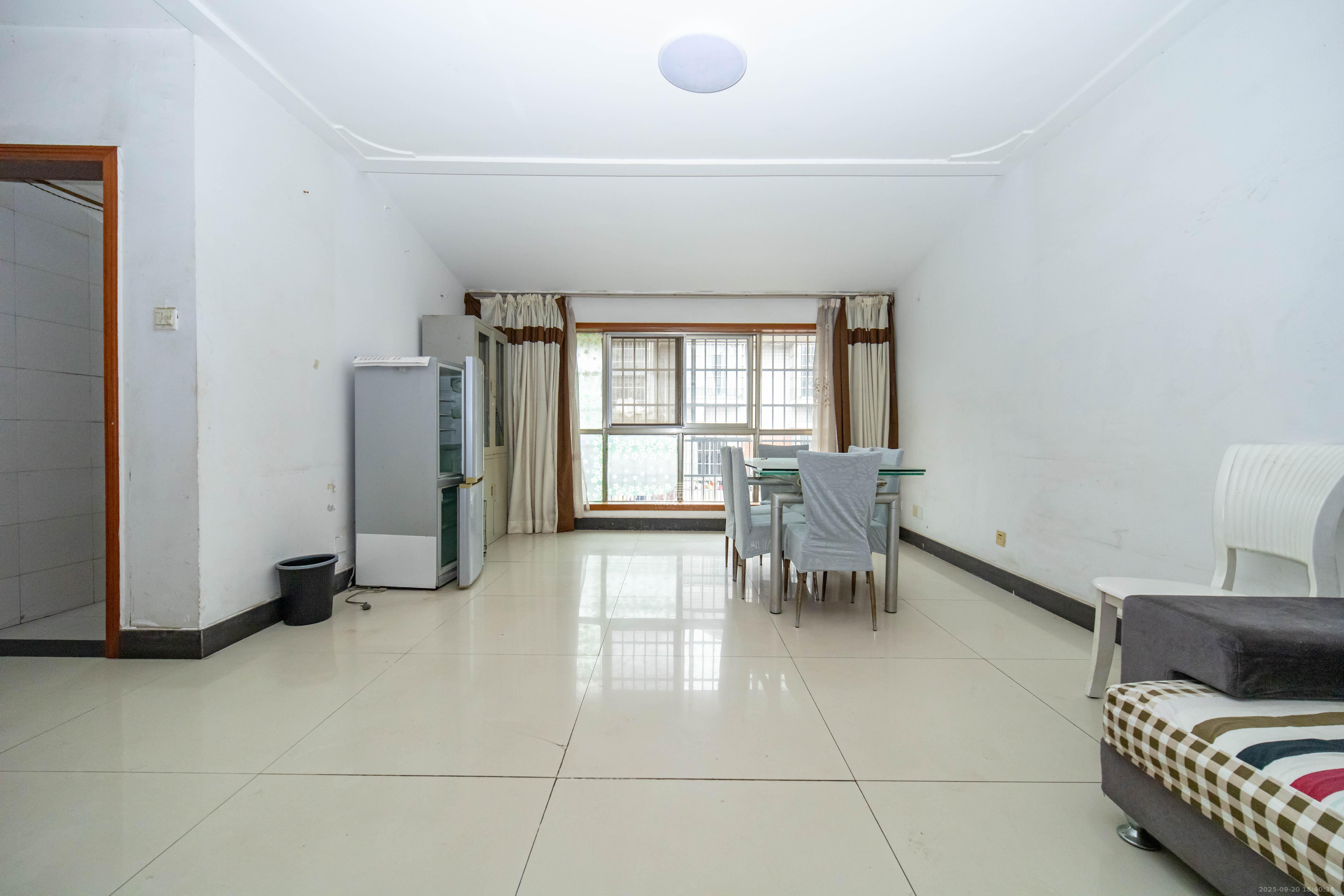 湘绣城  3室2厅1卫    30.0万客厅