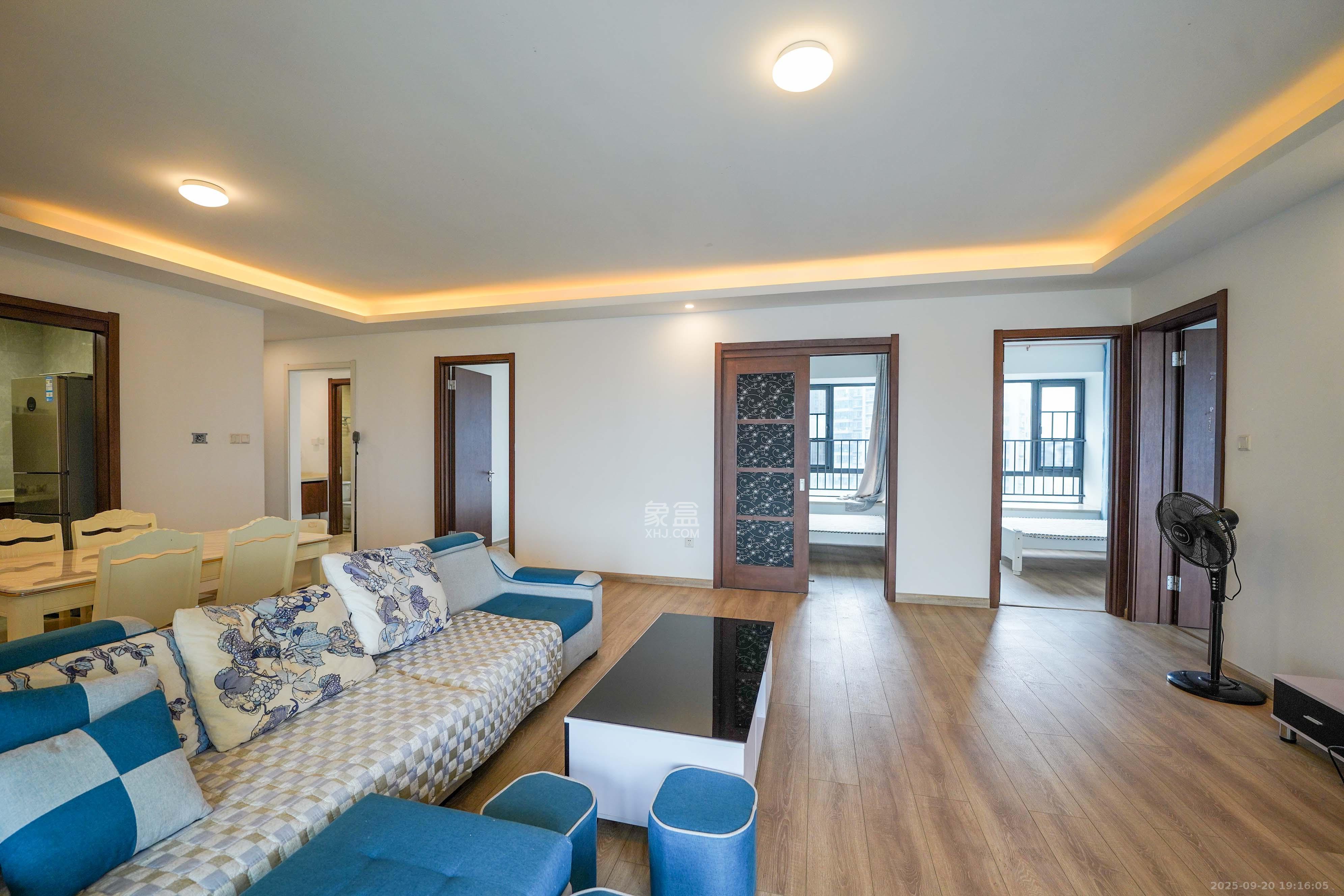 汇金城/嘉华城(二期、三期) 4室2厅2卫 145.0万 汇金城/嘉华城(二期、三期) 4室2厅2卫 145.0万客厅