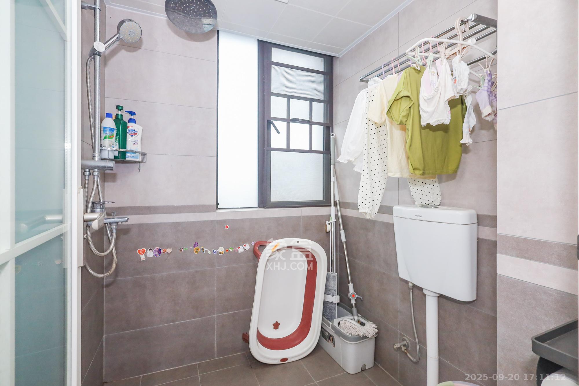 光明E城  4室2厅2卫    125.0万卫生间