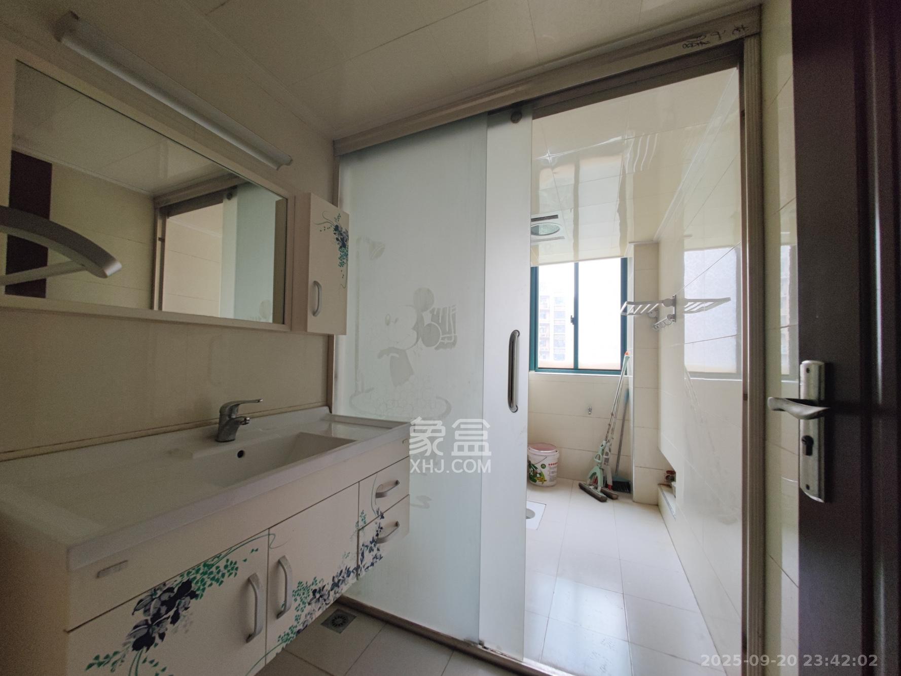 华盛世纪新城 4室2厅2卫 105.0万 华盛世纪新城 4室2厅2卫 105.0万卫生间