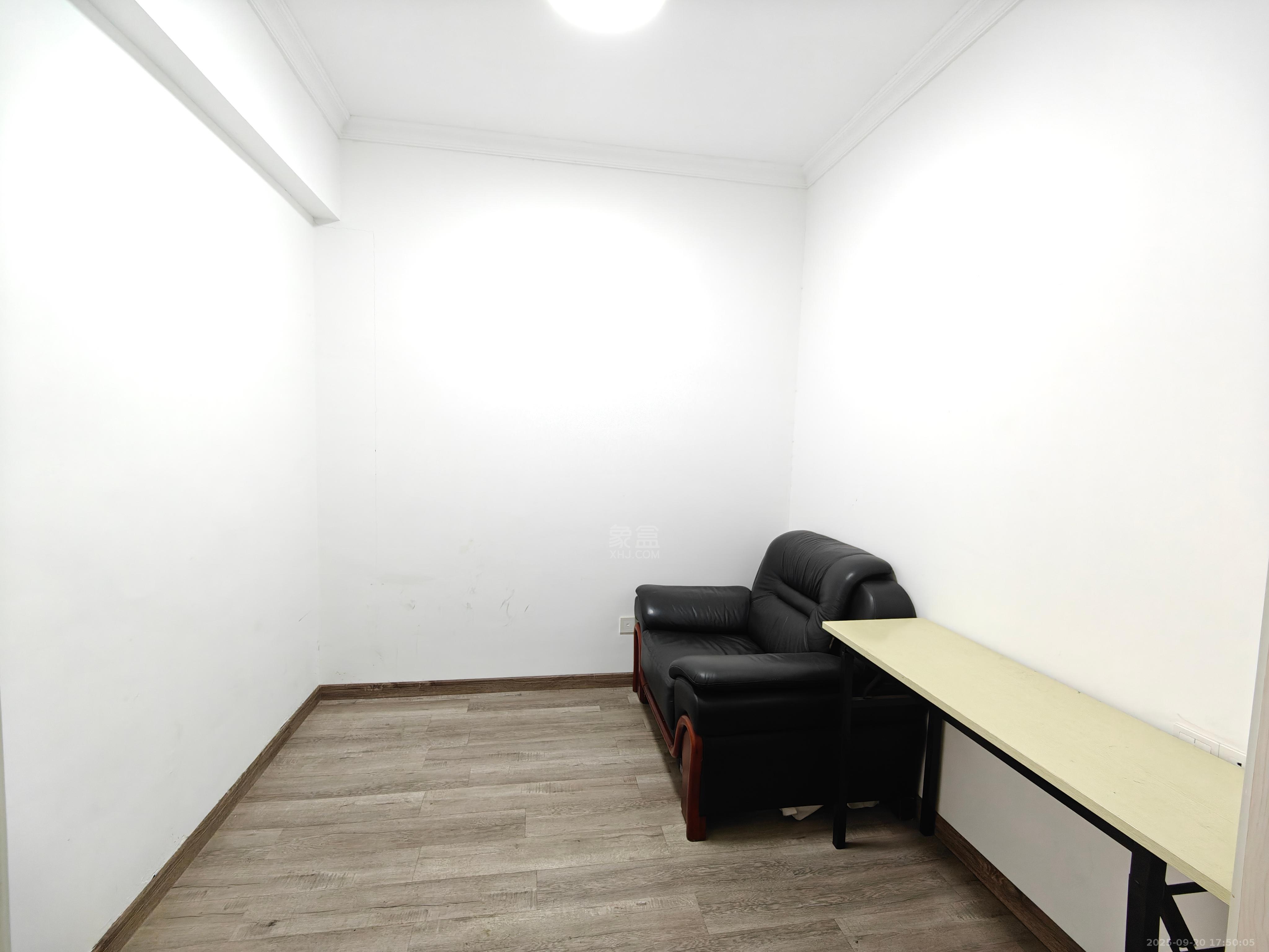 美的城二期  4室2厅1卫    1800.0元/月室内图