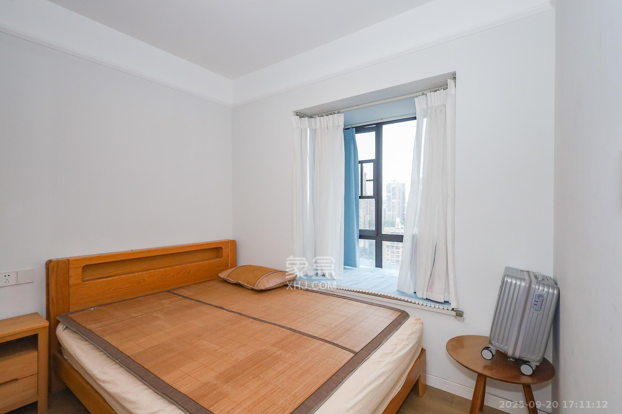 光明E城  4室2厅2卫    125.0万卧室