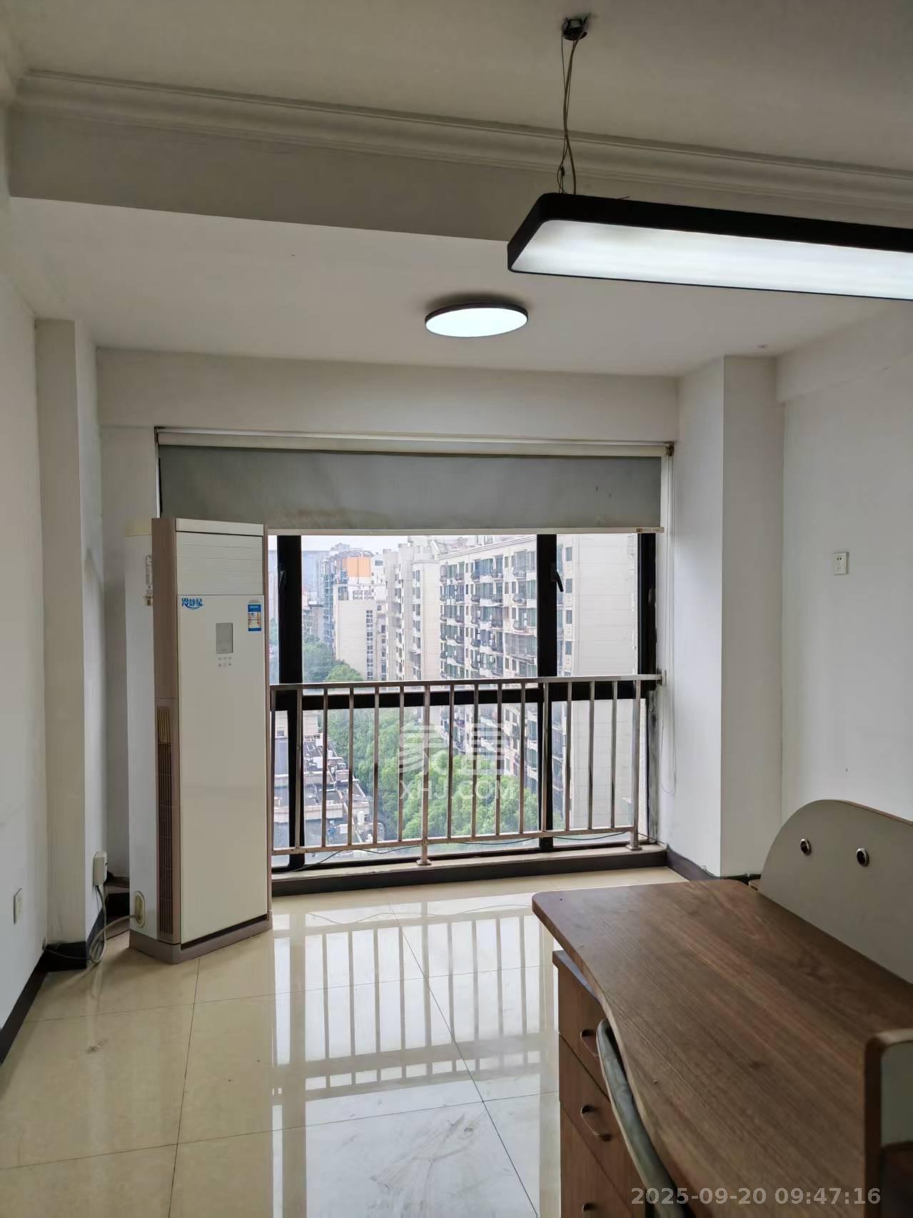 锦泰东环国际  1室2厅1卫    2500.0元/月室内图