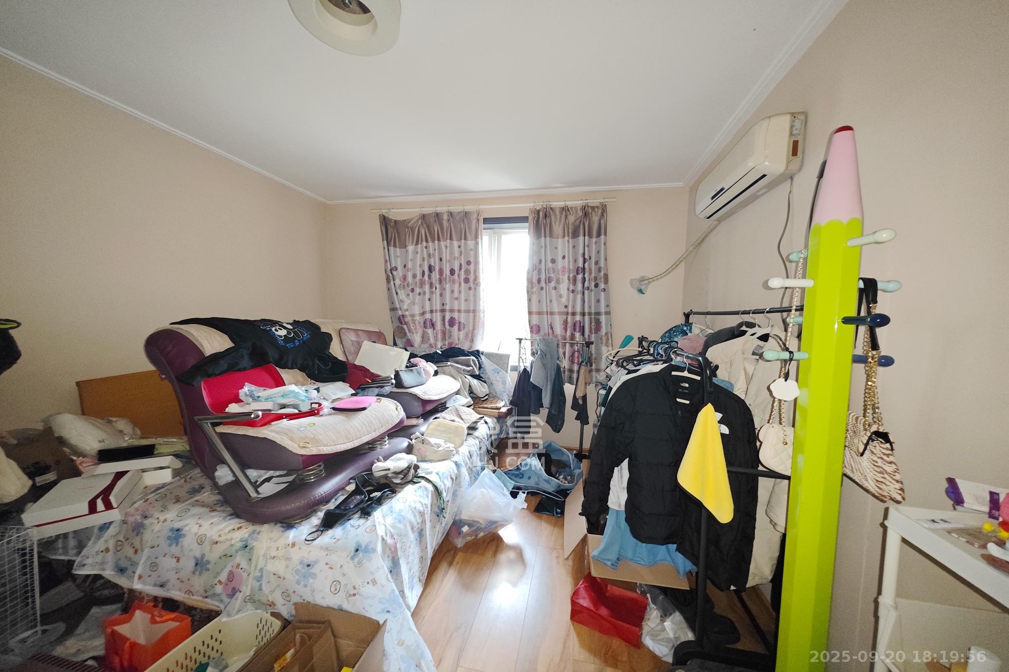 怡景民居 4室2厅2卫 65.0万 怡景民居 4室2厅2卫 65.0万卧室