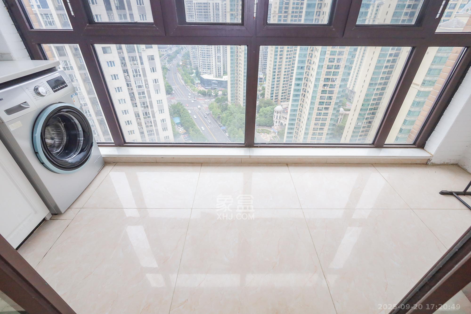 芙蓉别墅山庄（嘉湘华庭）  3室2厅2卫    150.0万阳台