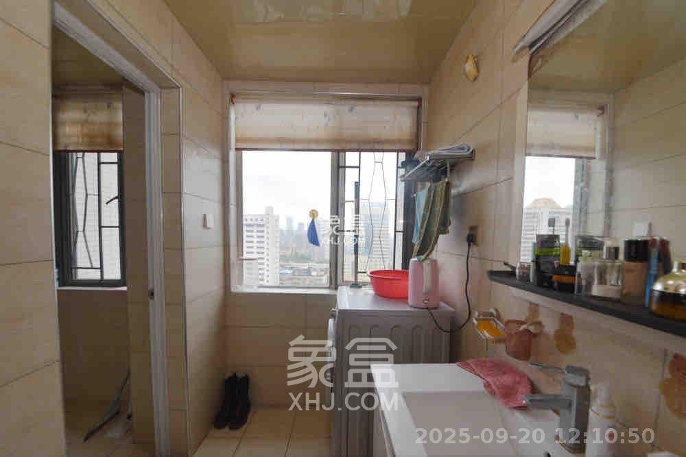 建鸿达华都(华都小户型及大华写字楼) 3室2厅2卫 4500.0元/月 建鸿达华都(华都小户型及大华写字楼) 3室2厅2卫 4500.0元/月室内图