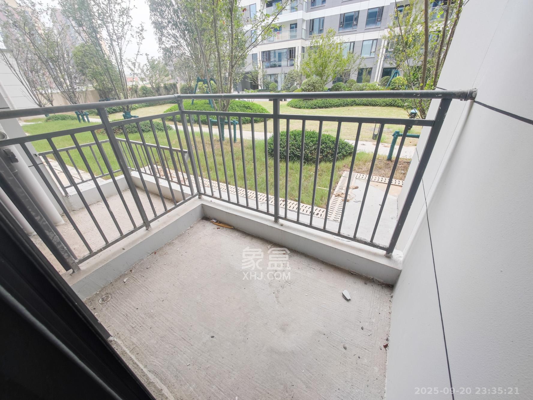 远洋红星天铂二期  3室2厅2卫    117.0万阳台