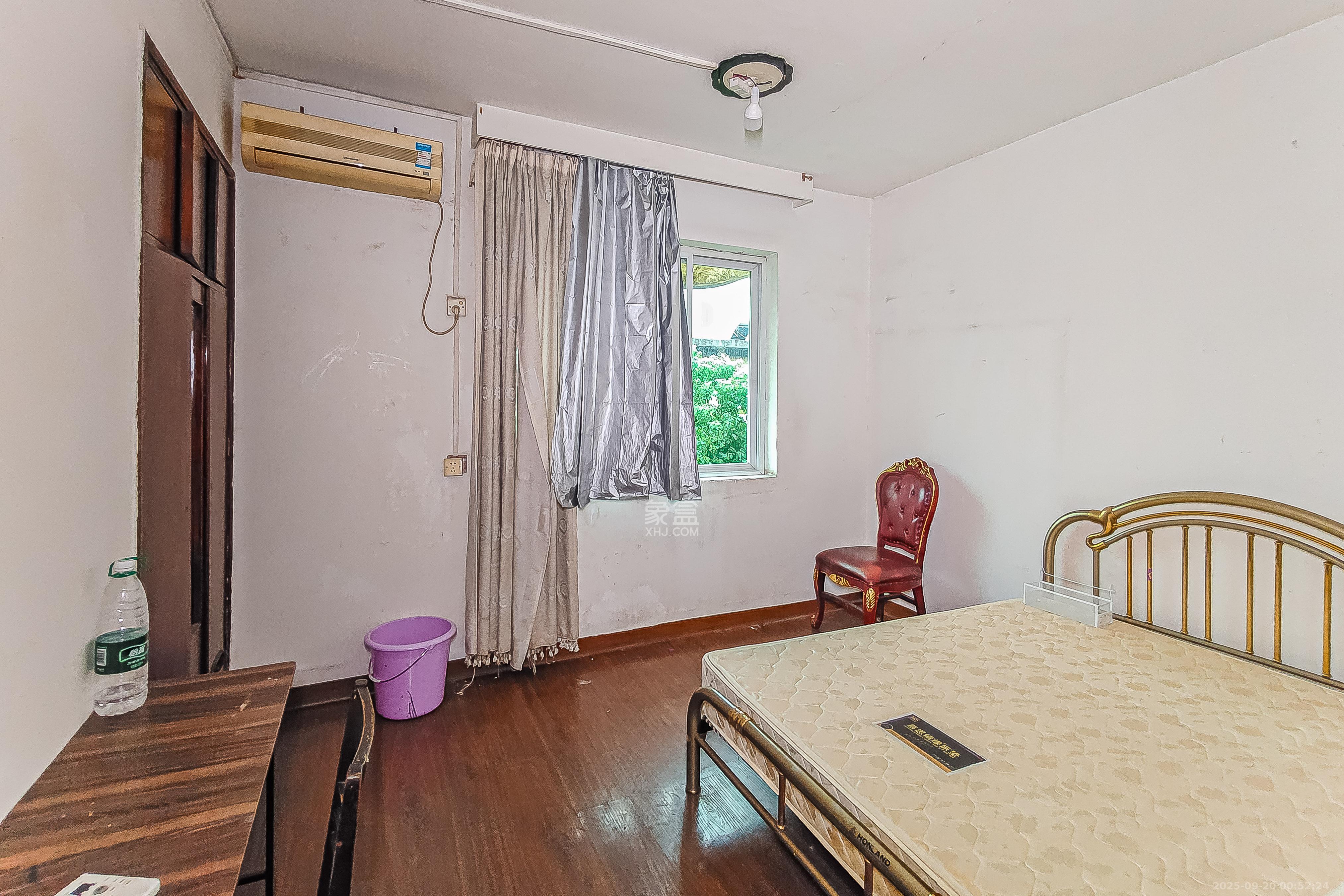 长岭水电八局宿舍 3室1厅1卫 38.0万 长岭水电八局宿舍 3室1厅1卫 38.0万卧室