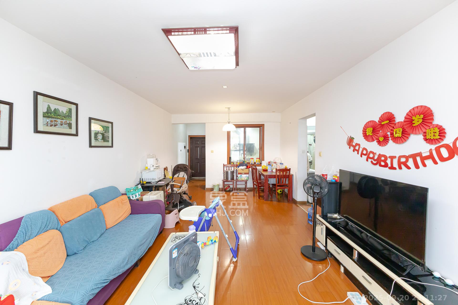 勤诚达新界  3室2厅1卫    70.0万客厅