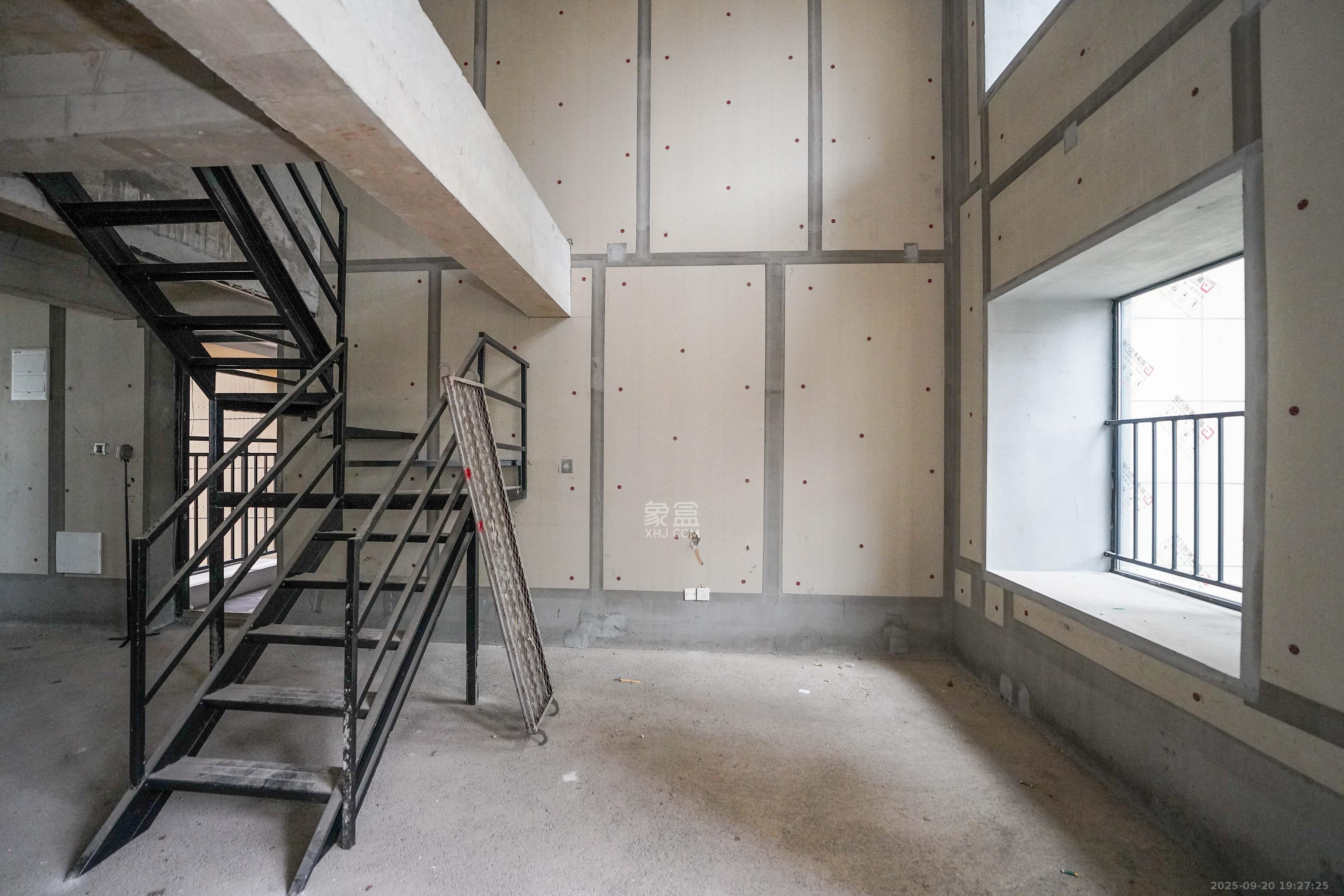 京盛和府  4室2厅2卫    148.0万客厅