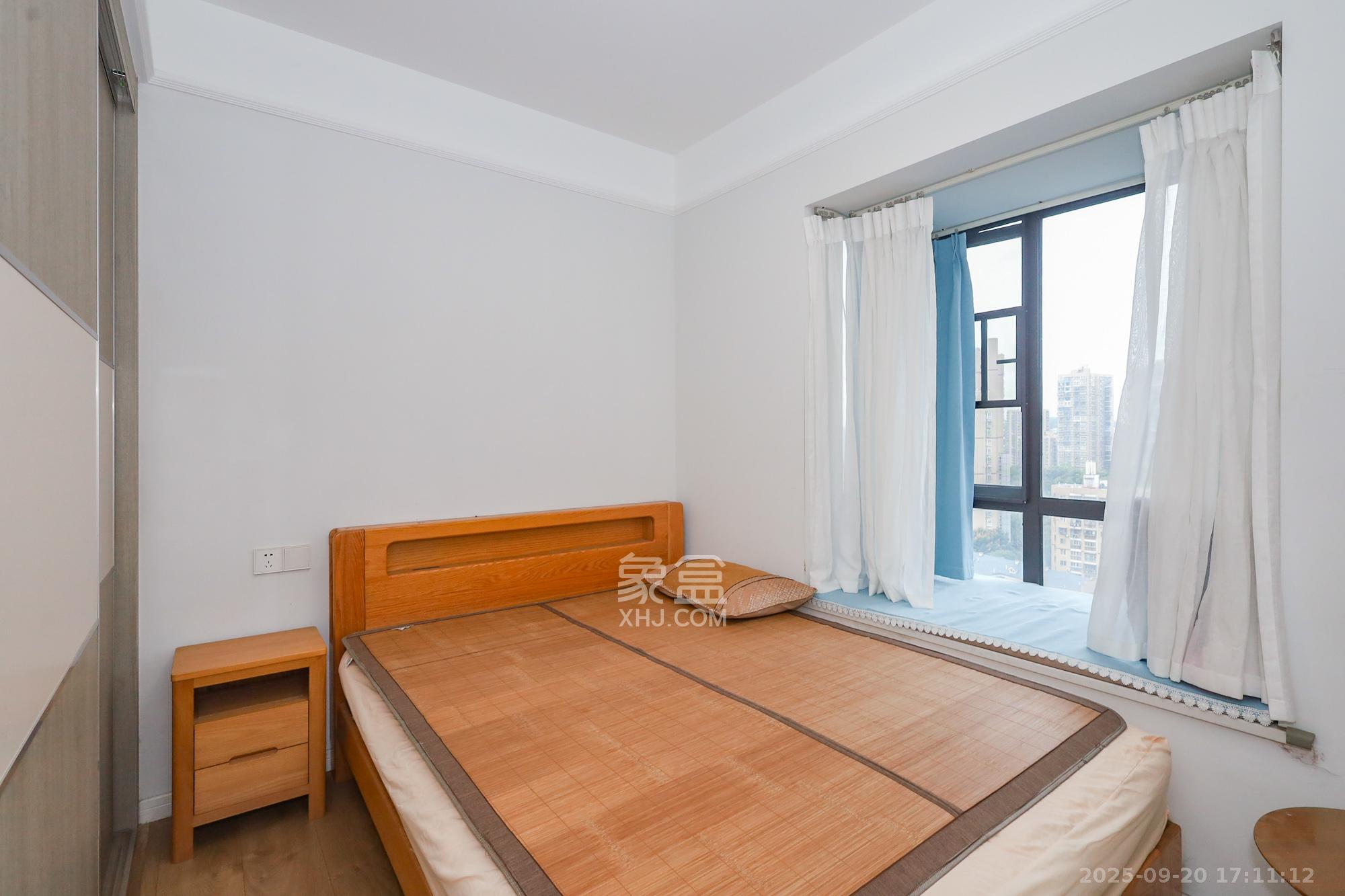 光明E城  4室2厅2卫    125.0万卧室