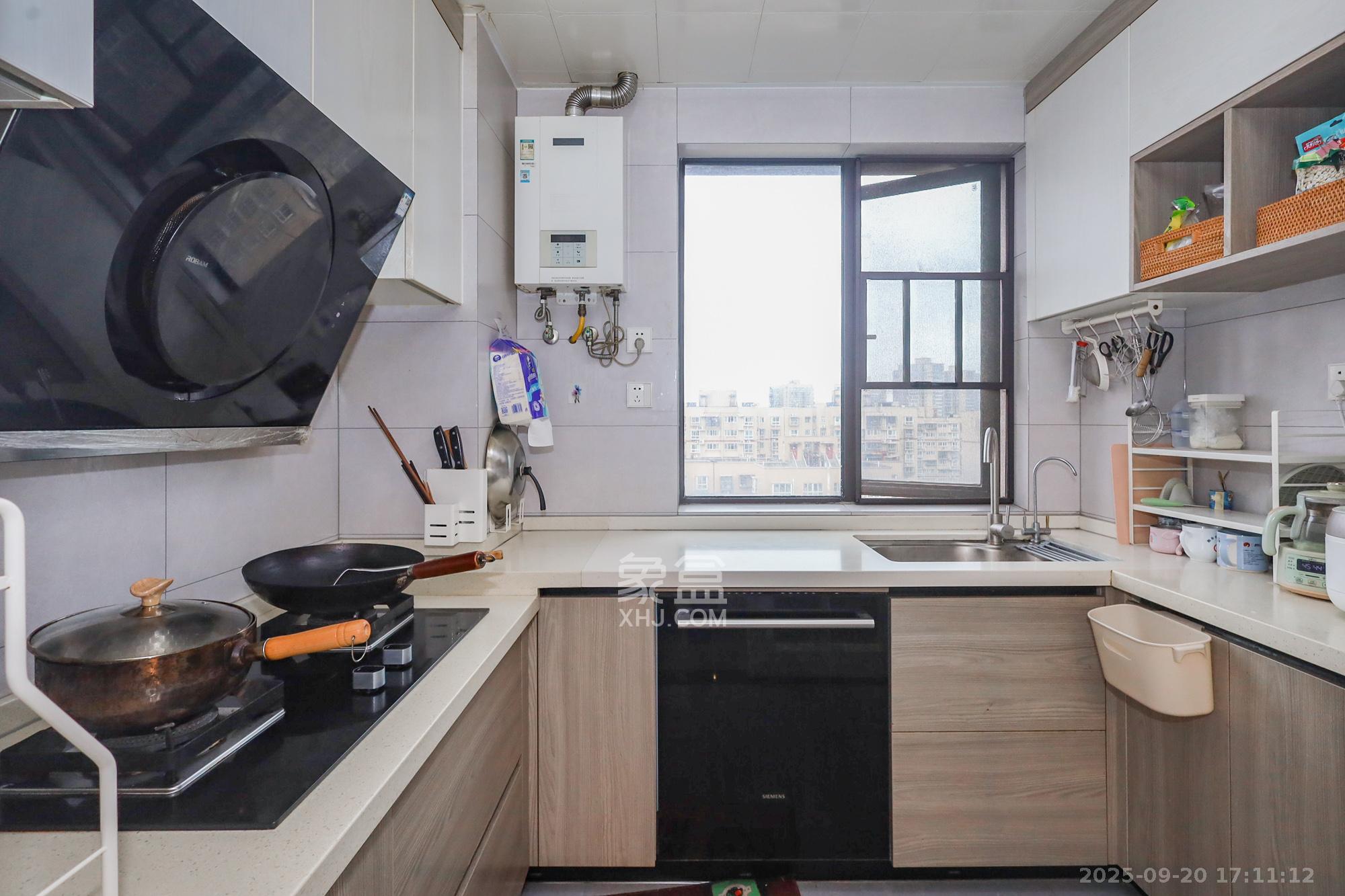 光明E城  4室2厅2卫    125.0万厨房