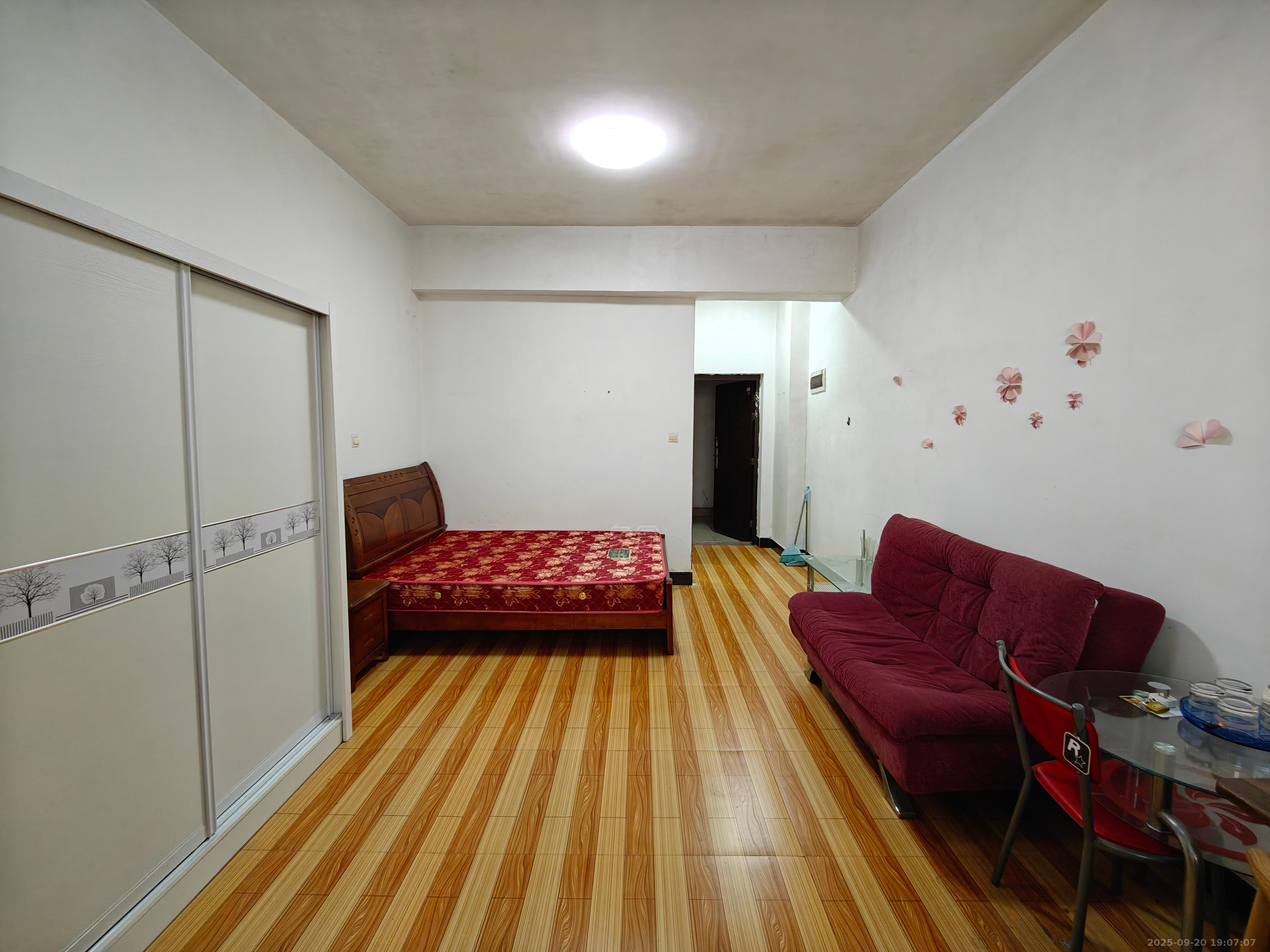 蓝筹公寓1栋  1室1厅1卫    1000.0元/月 蓝筹公寓1栋  1室1厅1卫    1000.0元/月室内图