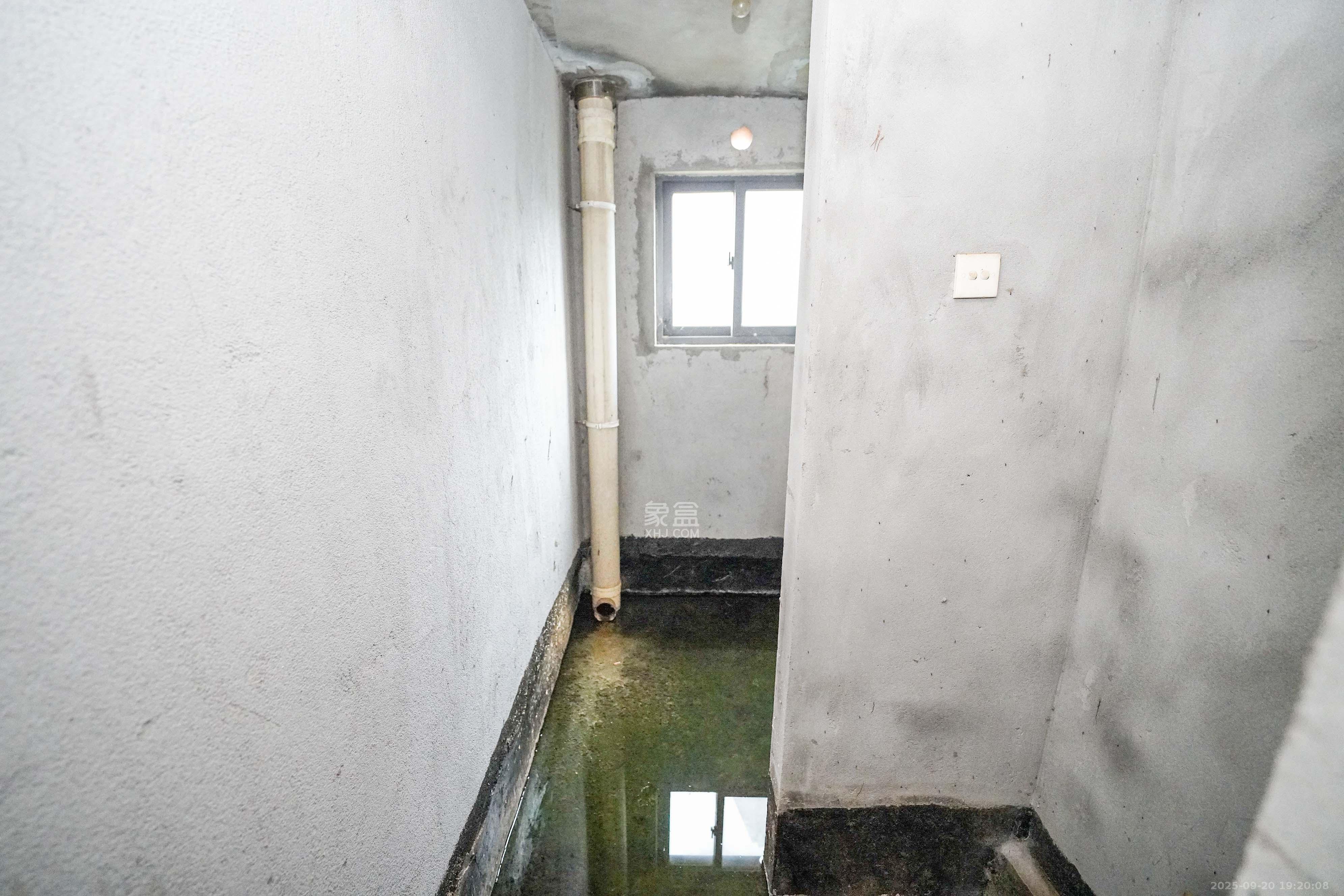 山水嘉园 4室2厅2卫 95.0万 山水嘉园 4室2厅2卫 95.0万卫生间