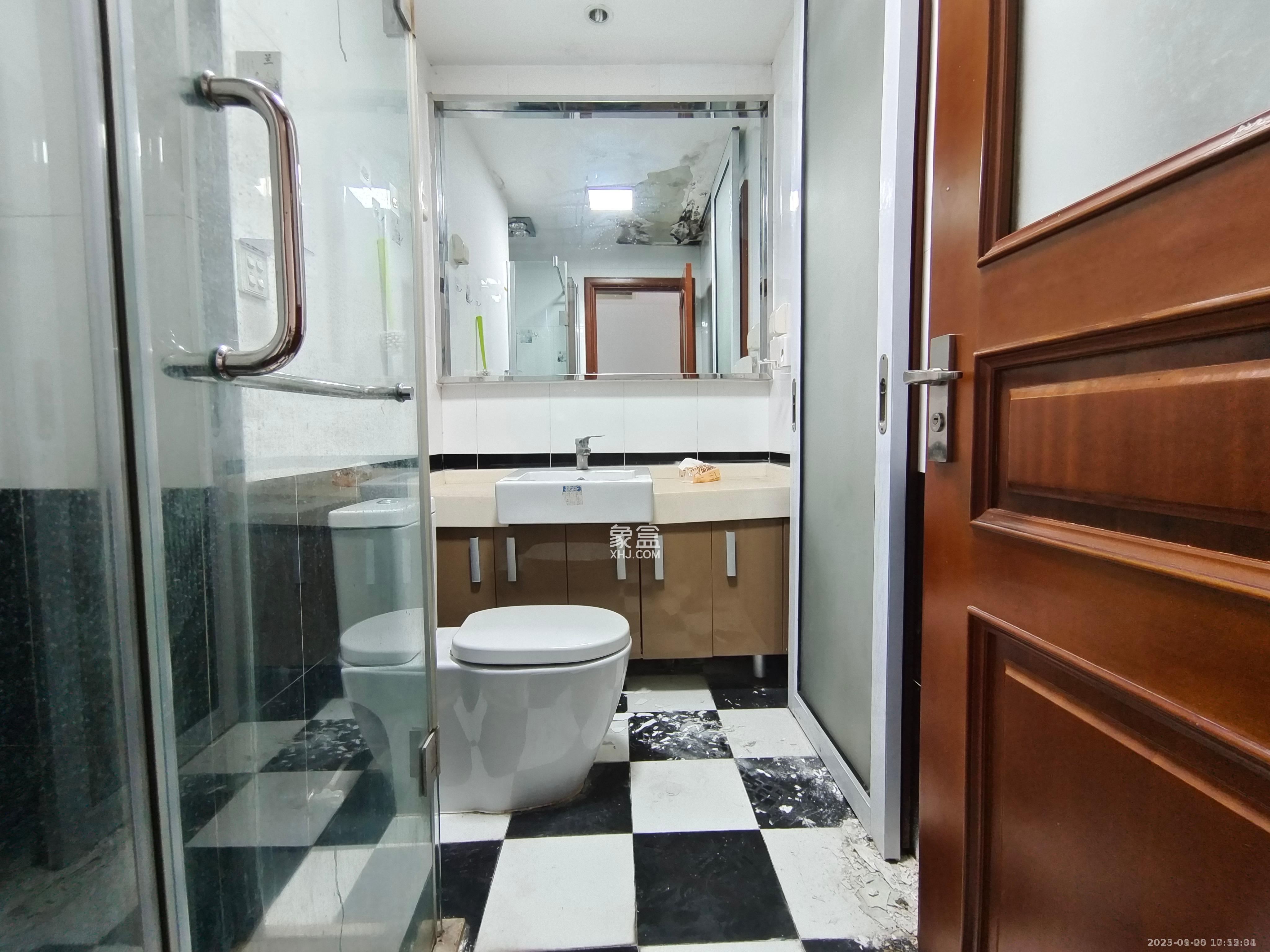 阳光100三期 3室2厅2卫 2100.0元/月 阳光100三期 3室2厅2卫 2100.0元/月室内图