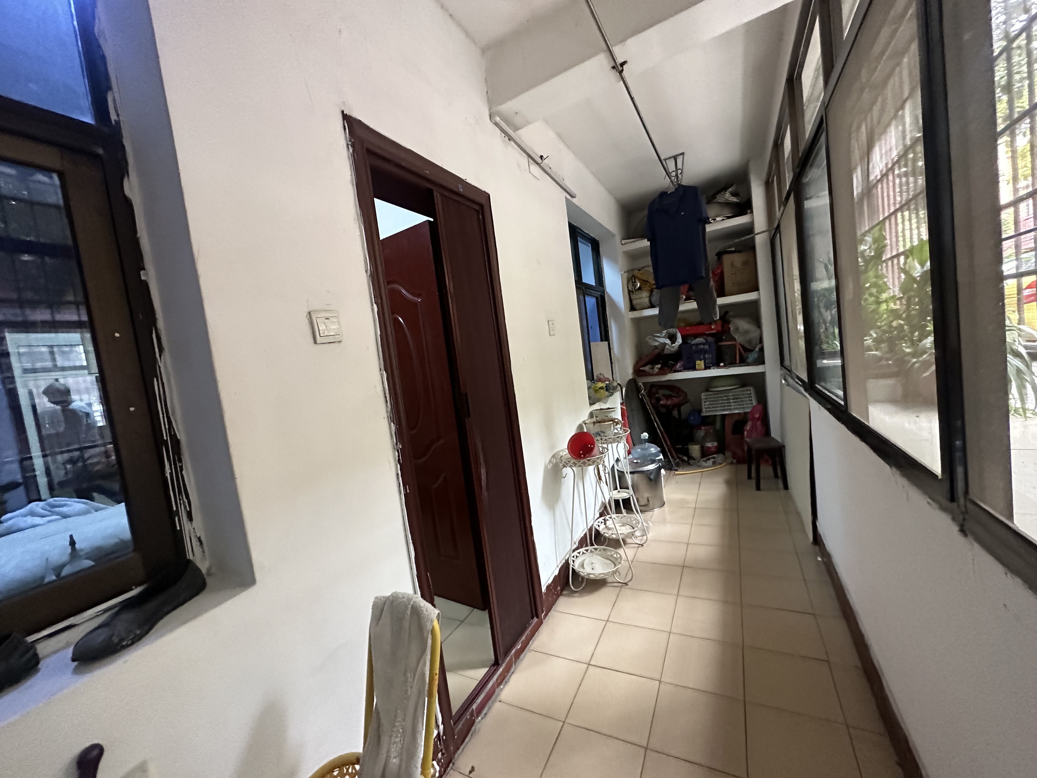 娄底市供销大院家属楼  4室2厅2卫    65.0万客厅