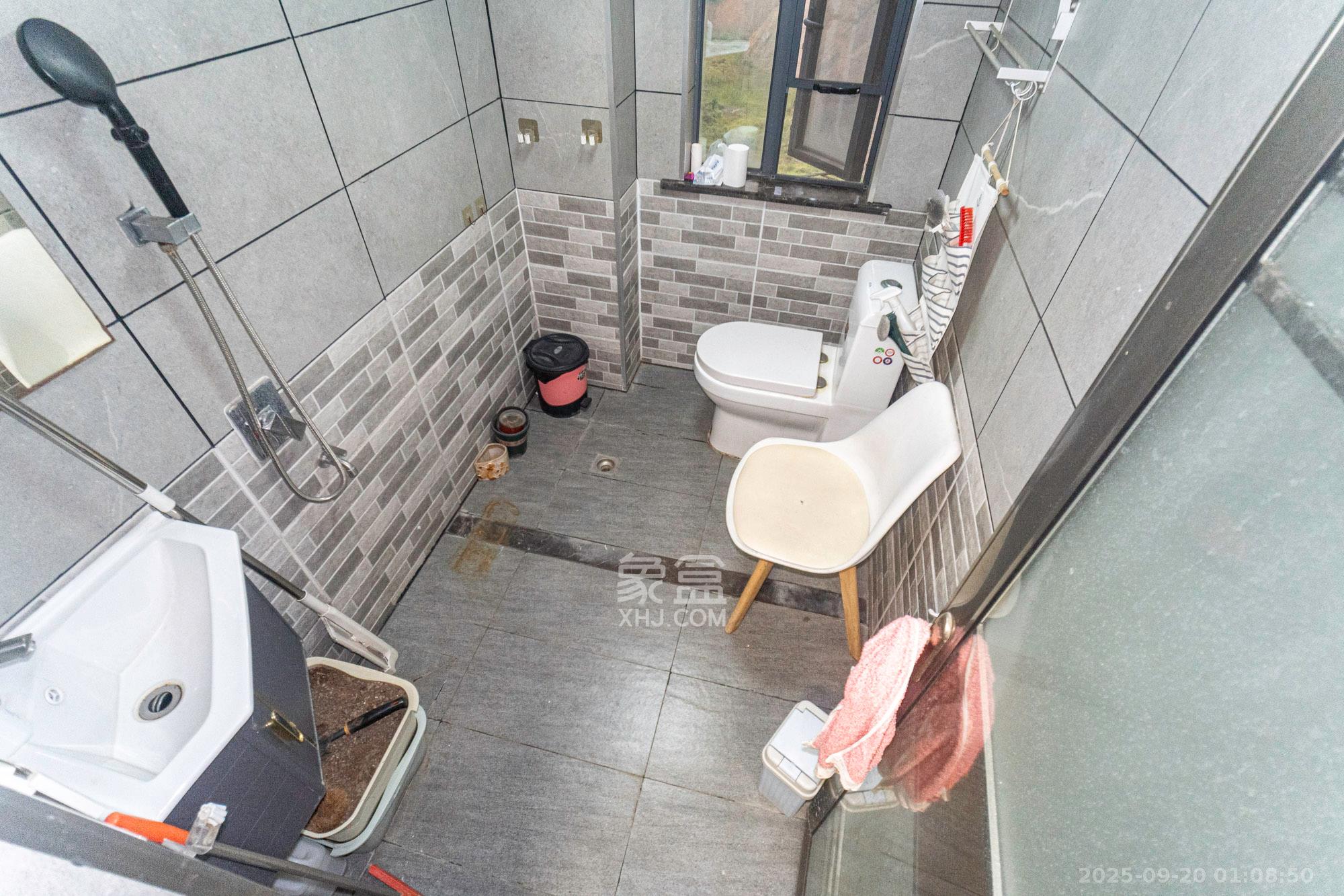 悦湖山  4室2厅2卫    78.0万卫生间