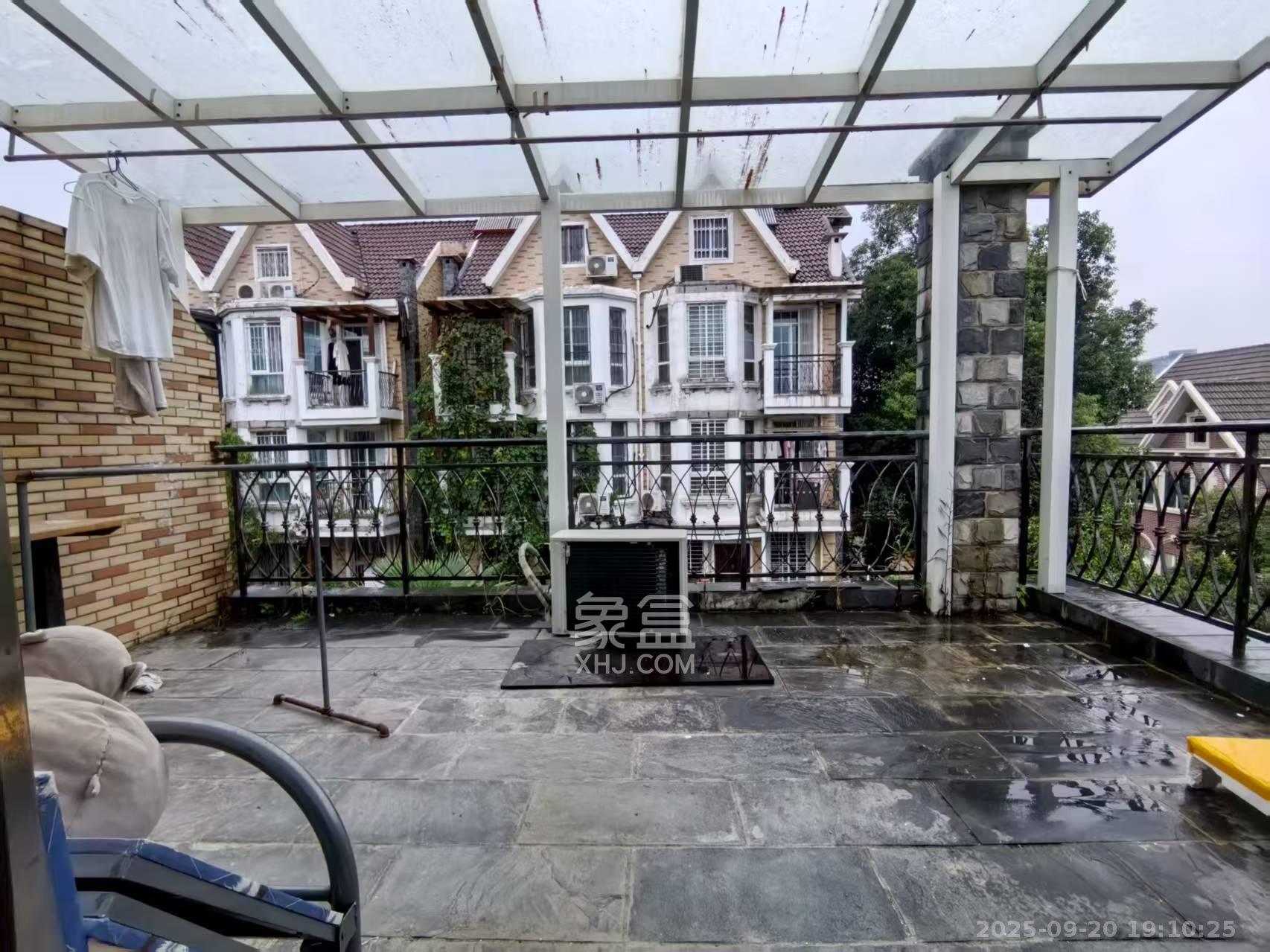 山水英伦 6室2厅3卫 5500.0元/月 山水英伦 6室2厅3卫 5500.0元/月室内图