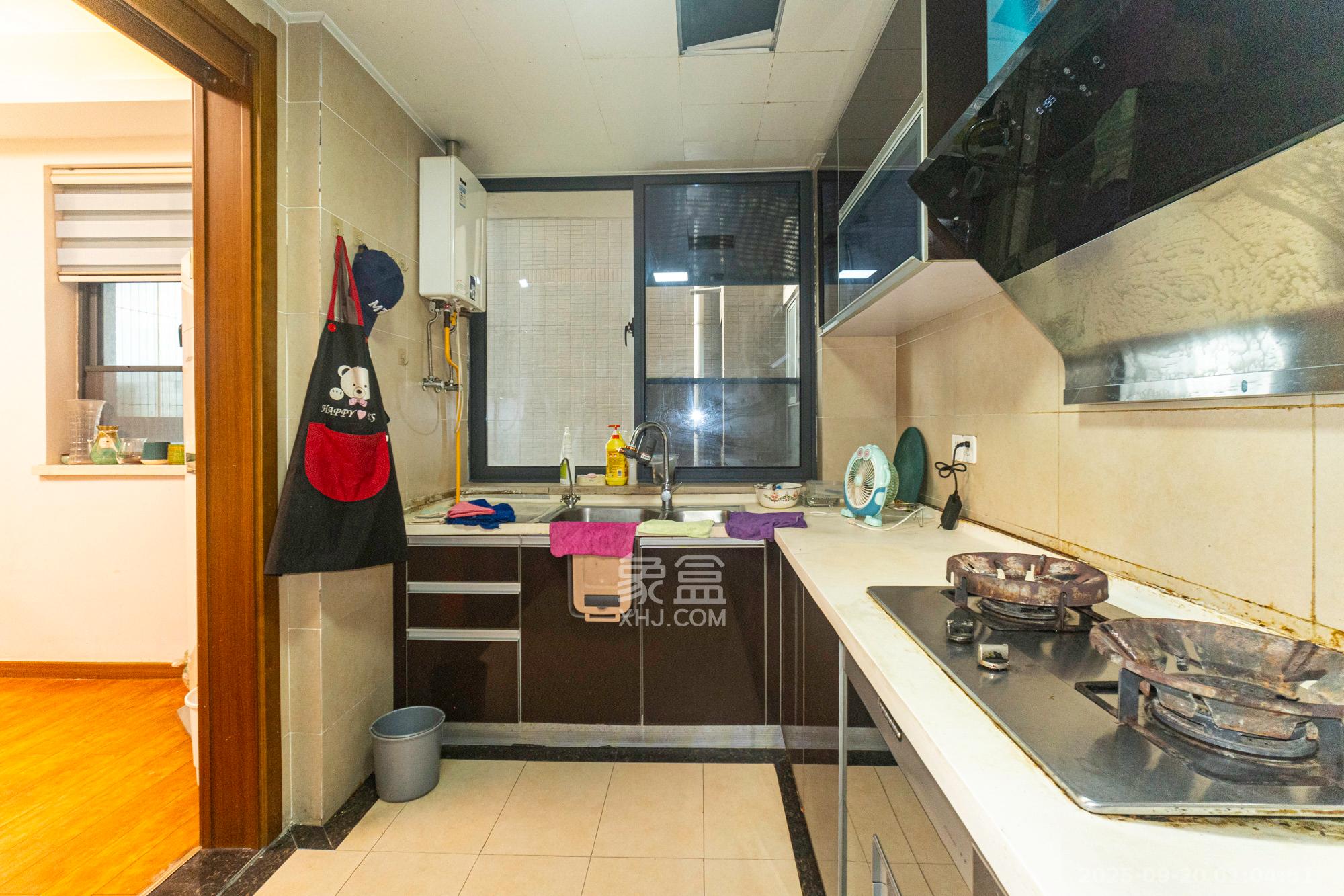 藏珑湖上国际花园 3室2厅2卫 138.0万 藏珑湖上国际花园 3室2厅2卫 138.0万厨房