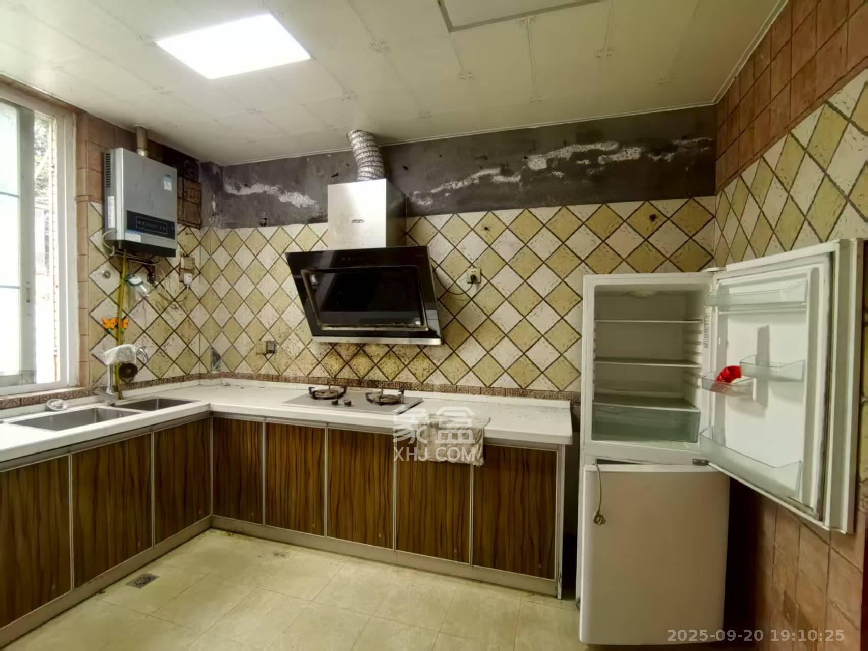 山水英伦 6室2厅3卫 5500.0元/月 山水英伦 6室2厅3卫 5500.0元/月室内图