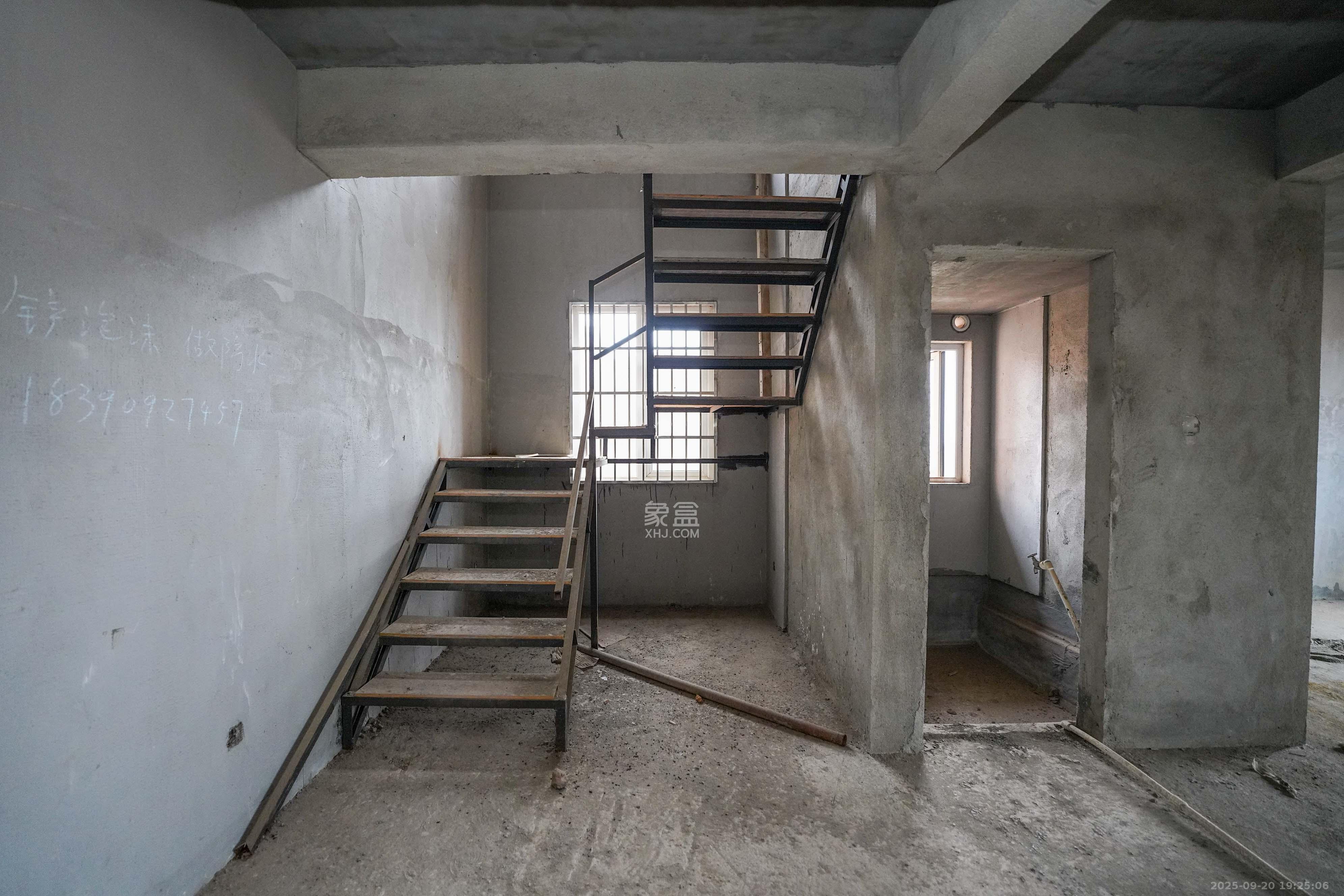 丽发新城 4室2厅2卫 130.0万 丽发新城 4室2厅2卫 130.0万客厅