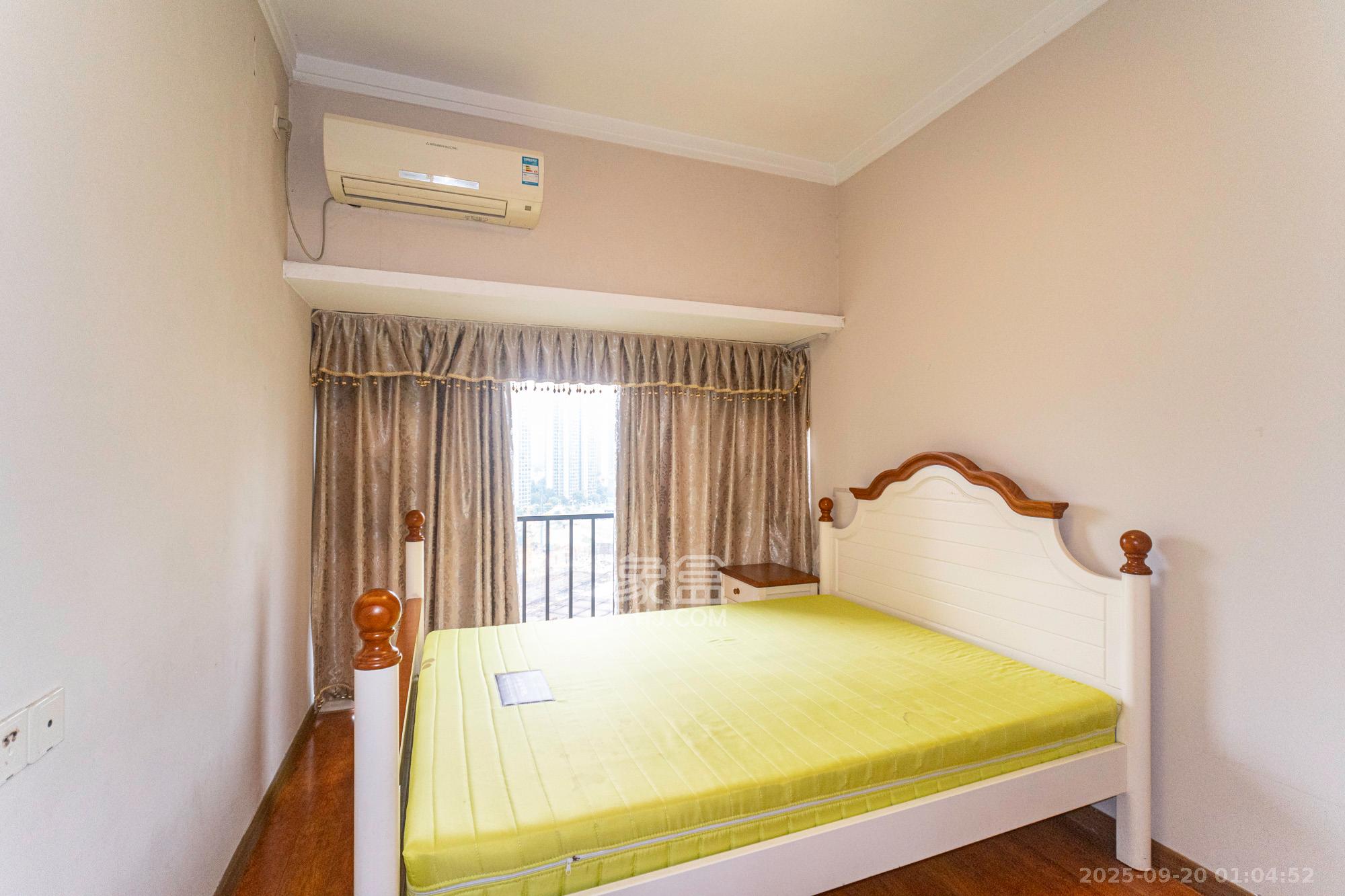 藏珑湖上国际花园 3室2厅2卫 138.0万 藏珑湖上国际花园 3室2厅2卫 138.0万卧室