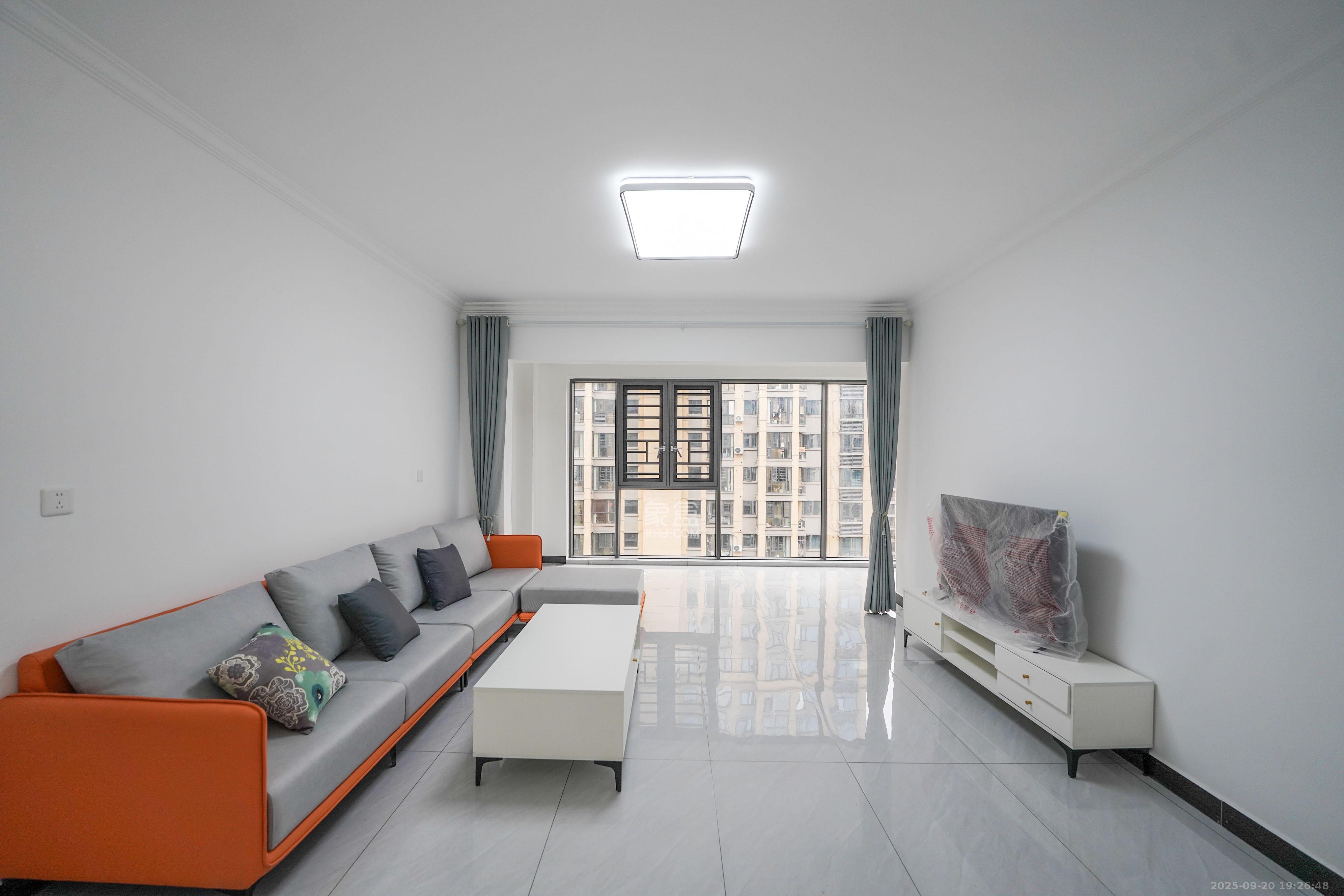 丽发新城 4室2厅2卫 130.0万 丽发新城 4室2厅2卫 130.0万客厅