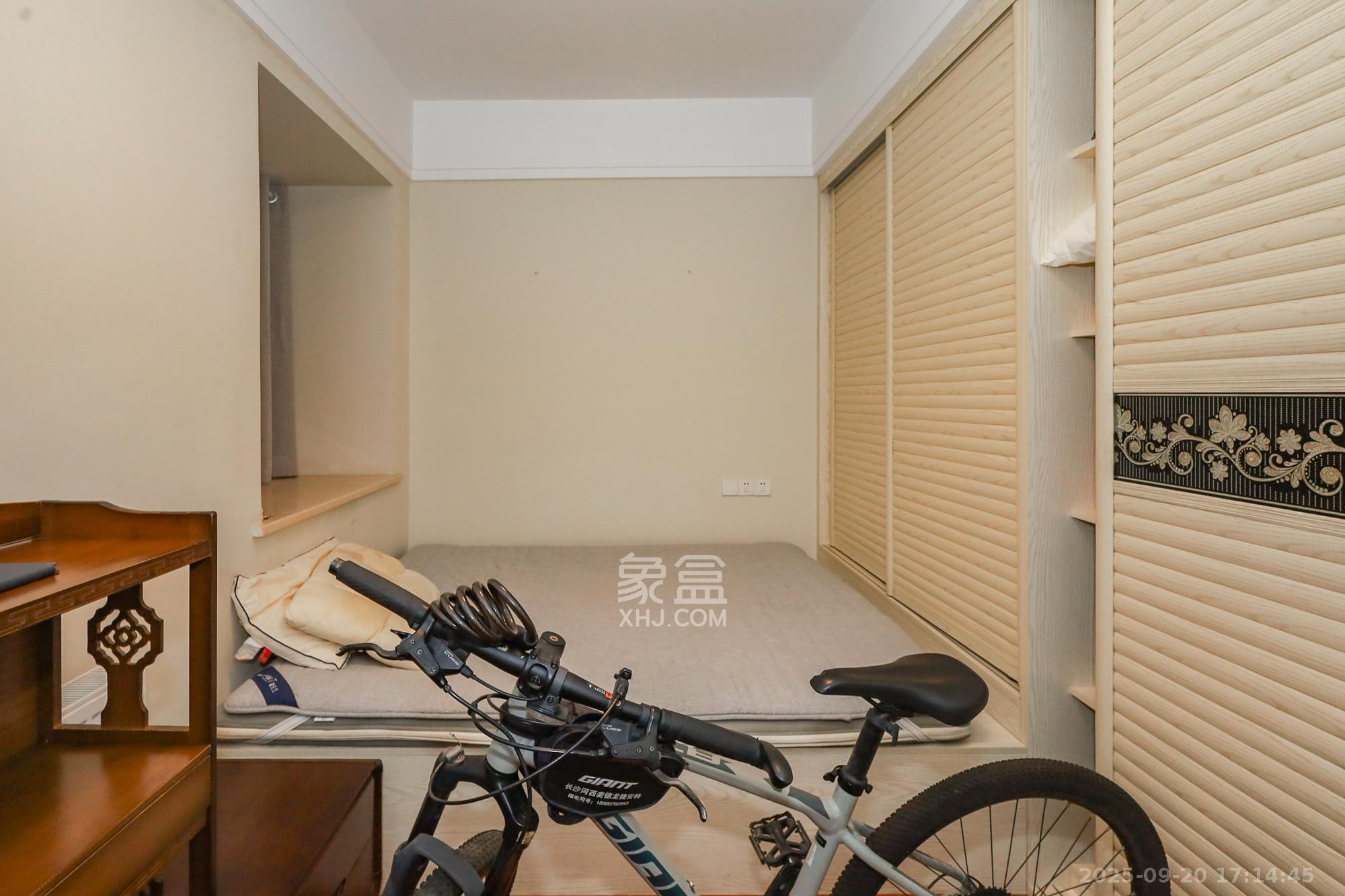 八方小区B区  3室2厅2卫    390.0万卧室