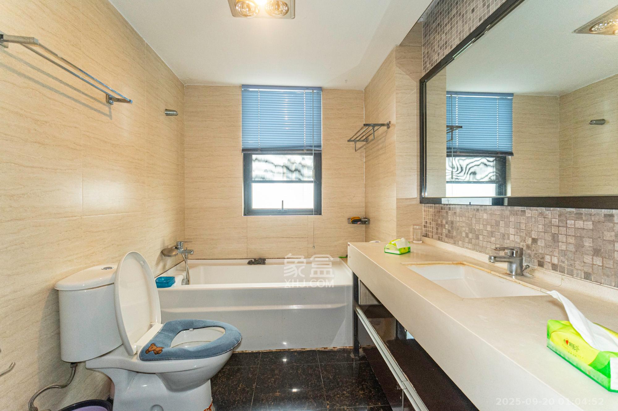 藏珑湖上国际花园 3室2厅2卫 138.0万 藏珑湖上国际花园 3室2厅2卫 138.0万卫生间