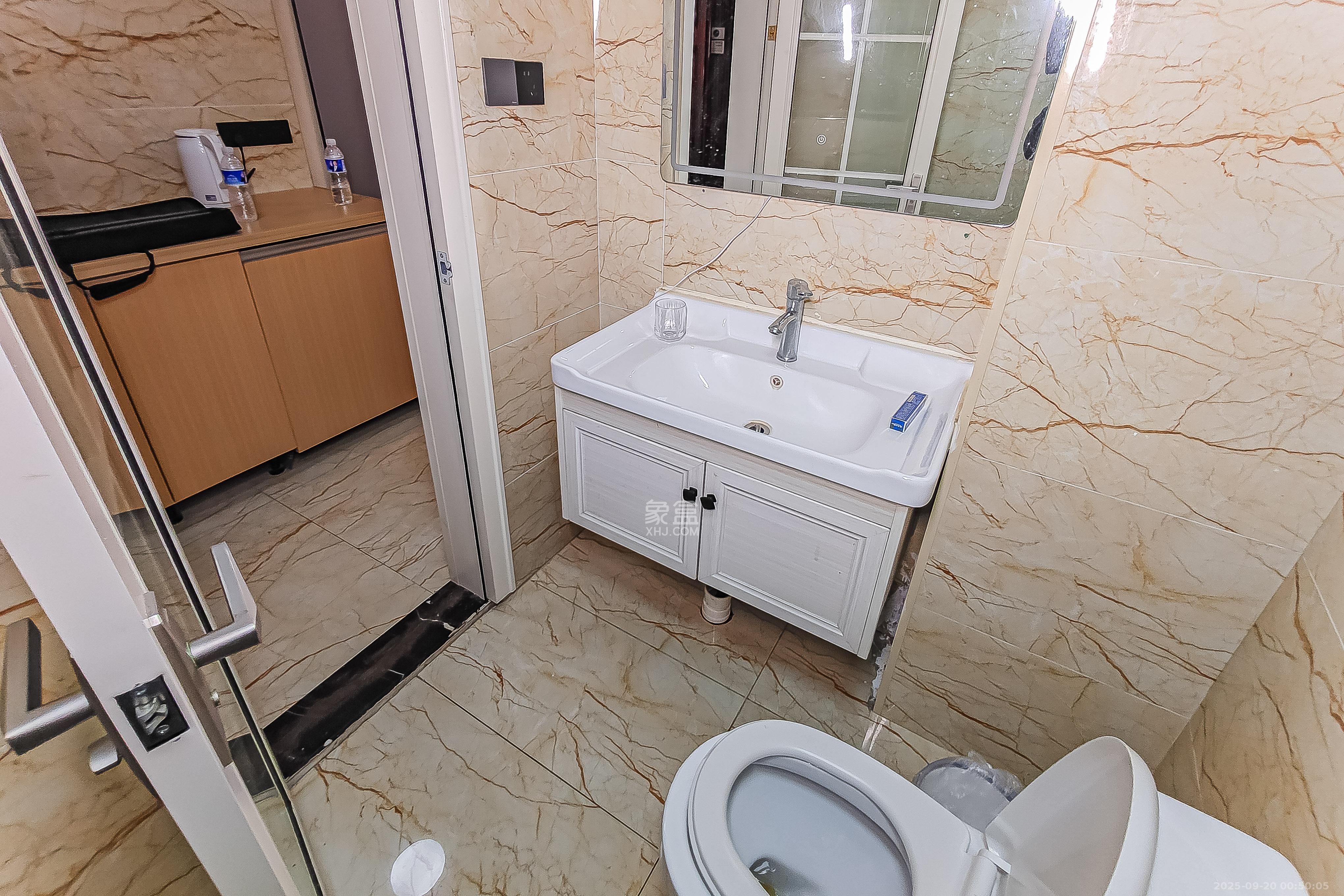 保利国际广场 1室1厅1卫 35.6万 保利国际广场 1室1厅1卫 35.6万卫生间