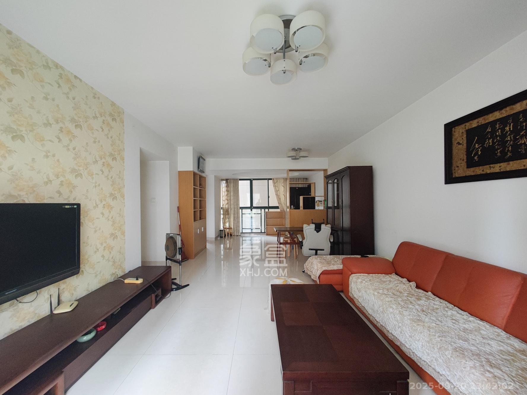 华盛世纪新城 4室2厅2卫 105.0万 华盛世纪新城 4室2厅2卫 105.0万客厅